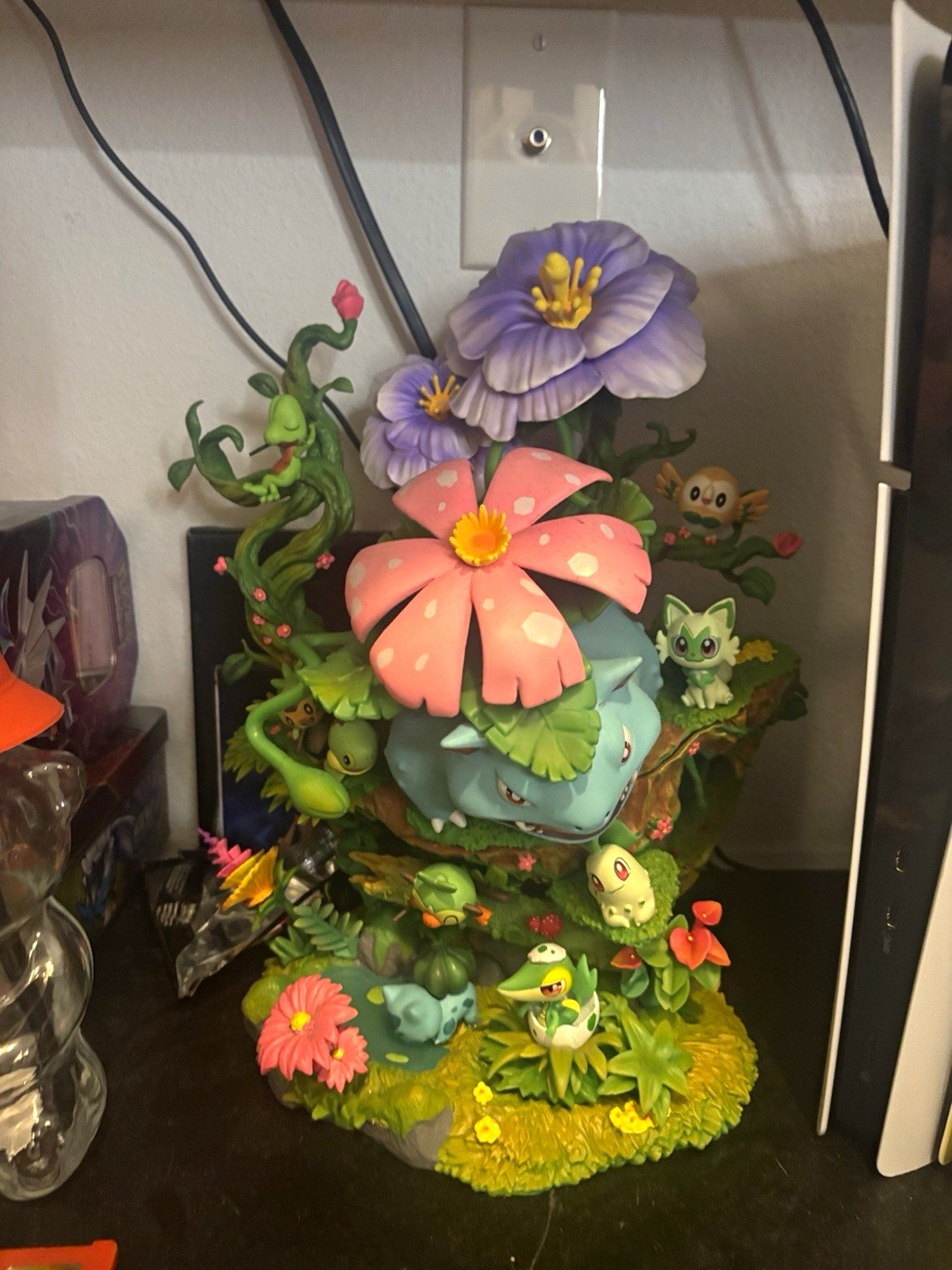 Bulbasaur Pokémon Garden Statue Figurine Diorama with Floral Display Base