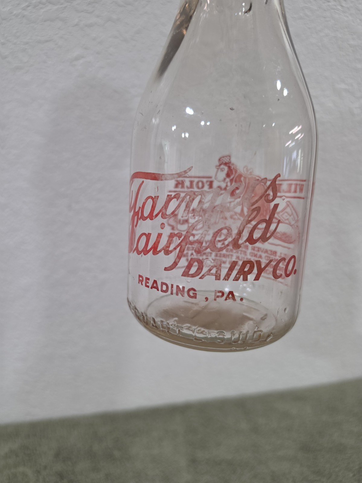Rare Farmers Fairfield Dairy Co. Reading PA Bill Beaver Quart Milk Bottle Rare Farmers Fairfield Dairy Co. Reading PA Bill Beaver Quart Milk Bottle