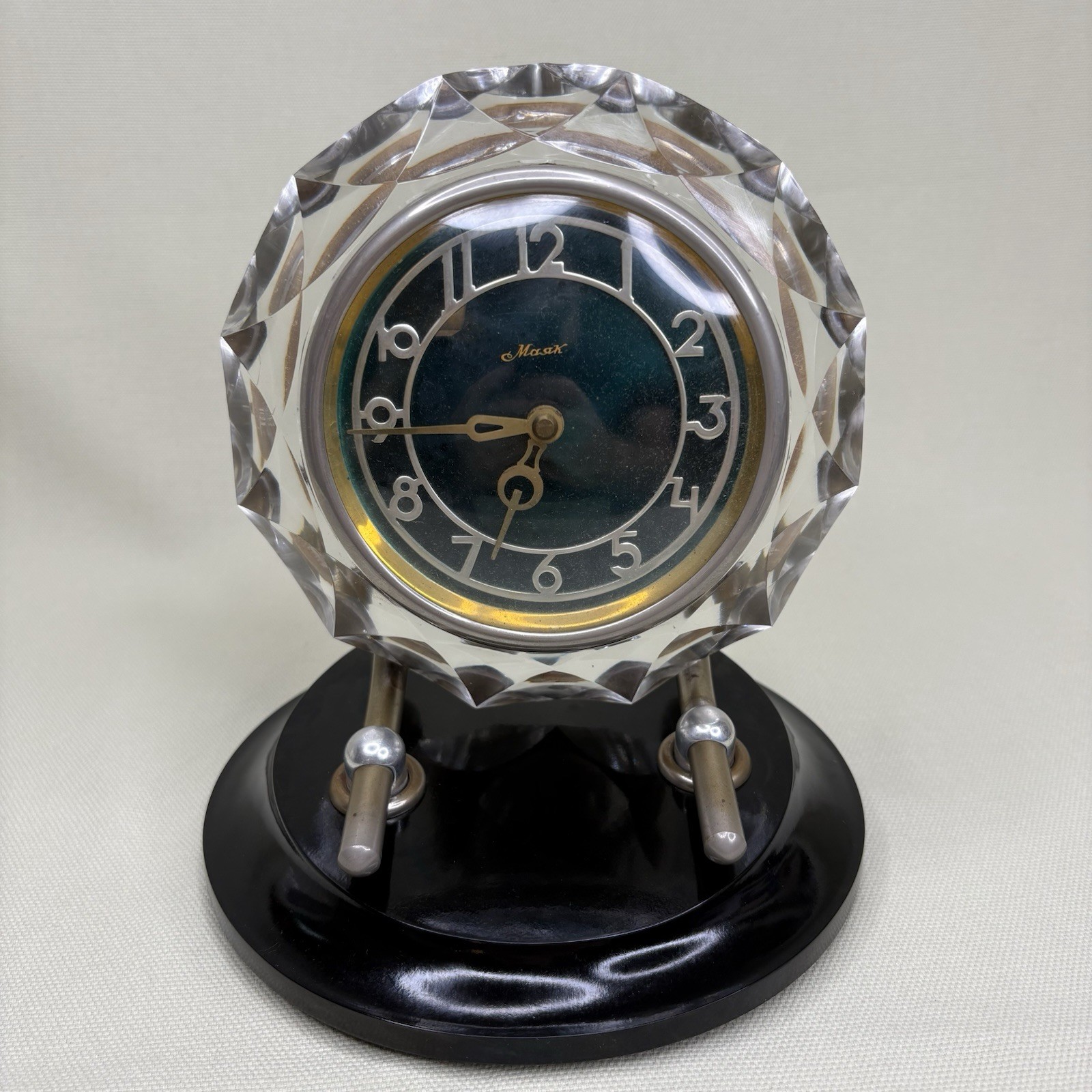 VTG Majak Mayak Crystal, Bakelite, Desk Clock U.S.S.R Analog Windup 1965 - Works VTG Majak Mayak Crystal, Bakelite, Desk Clock U.S.S.R Analog Windup 1965 - Works