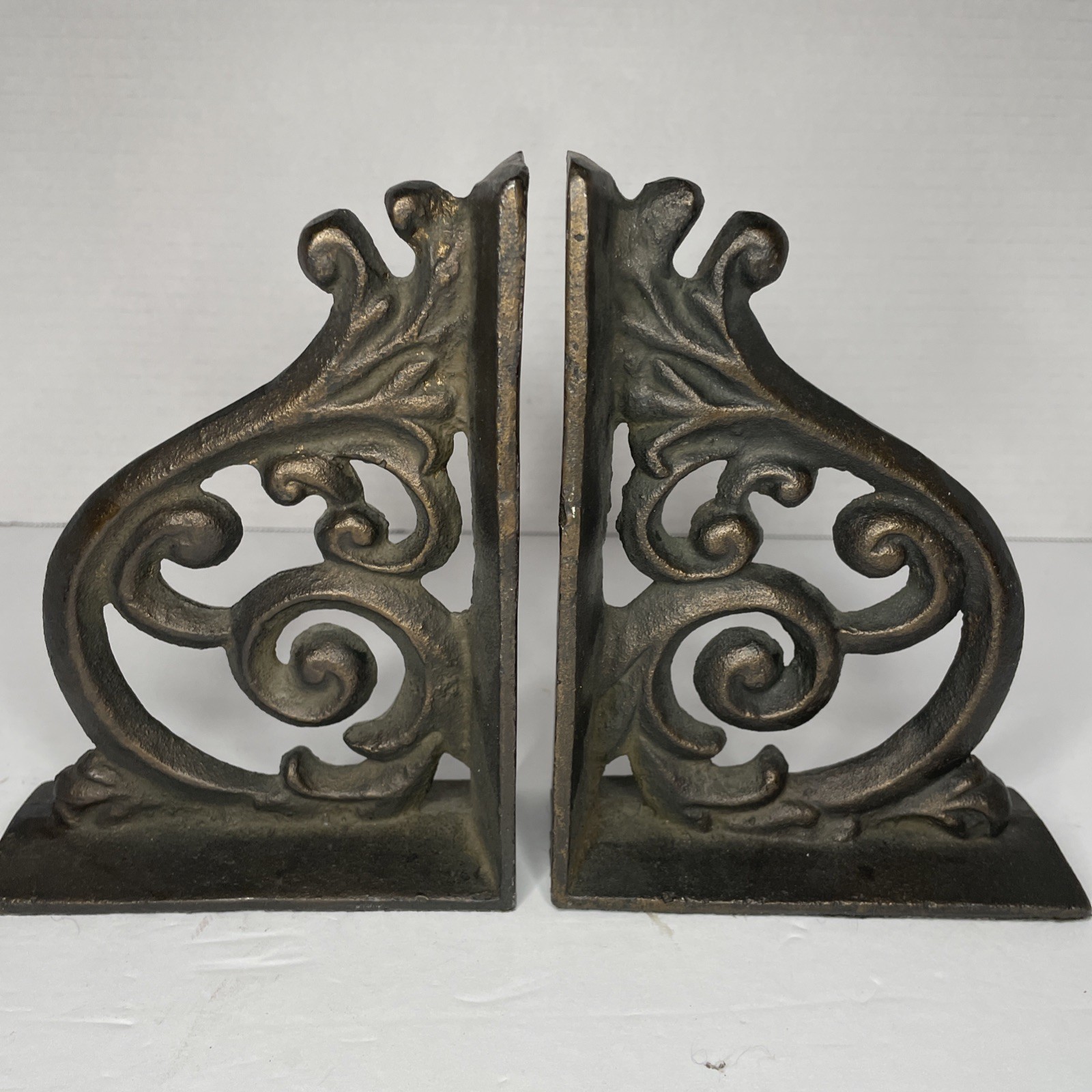 Set of 2 Elegant Cast Iron Bookends with Intricate Design Heavy Metal 
