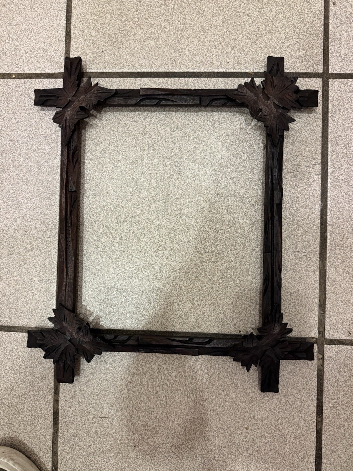 VTG HAND CARVED ADIRONDACK PICTURE FRAME W/LEAF MOTIFS 15X13 DARK BROWN TRAMP