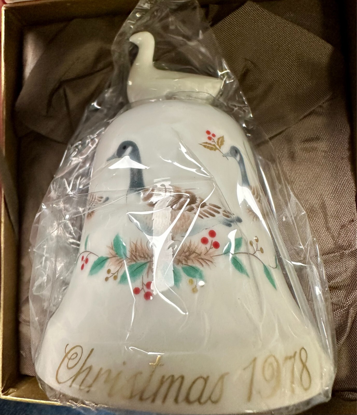 NORITAKE BONE CHINA-VINTAGE 7TH EDITION 1978 CHRISTMAS BELL IN PRESENTATION BOX NORITAKE BONE CHINA-VINTAGE 7TH EDITION 1978 CHRISTMAS BELL IN PRESENTATION BOX