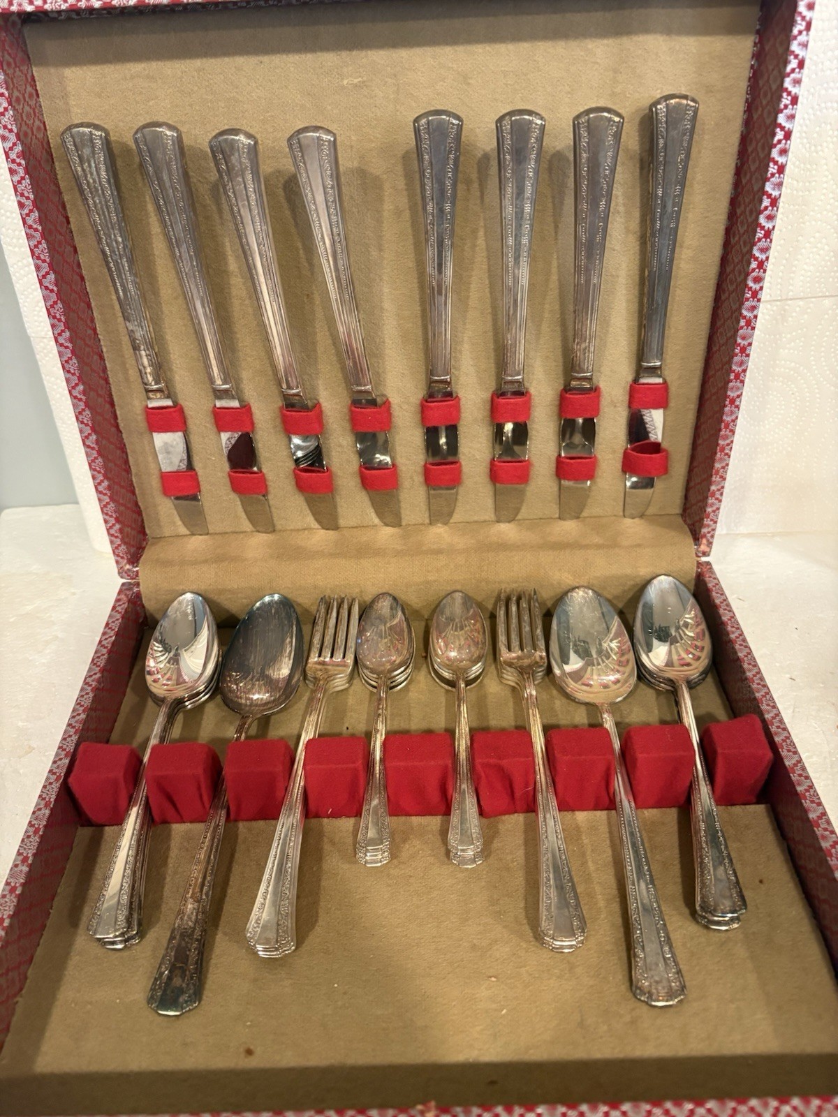 VINTAGE ROGERS DELUXE PLATE SILVERPLATE GRACIOUS SILVERWARE 34 PIECES W/ CASE VINTAGE ROGERS DELUXE PLATE SILVERPLATE GRACIOUS SILVERWARE 34 PIECES W/ CASE