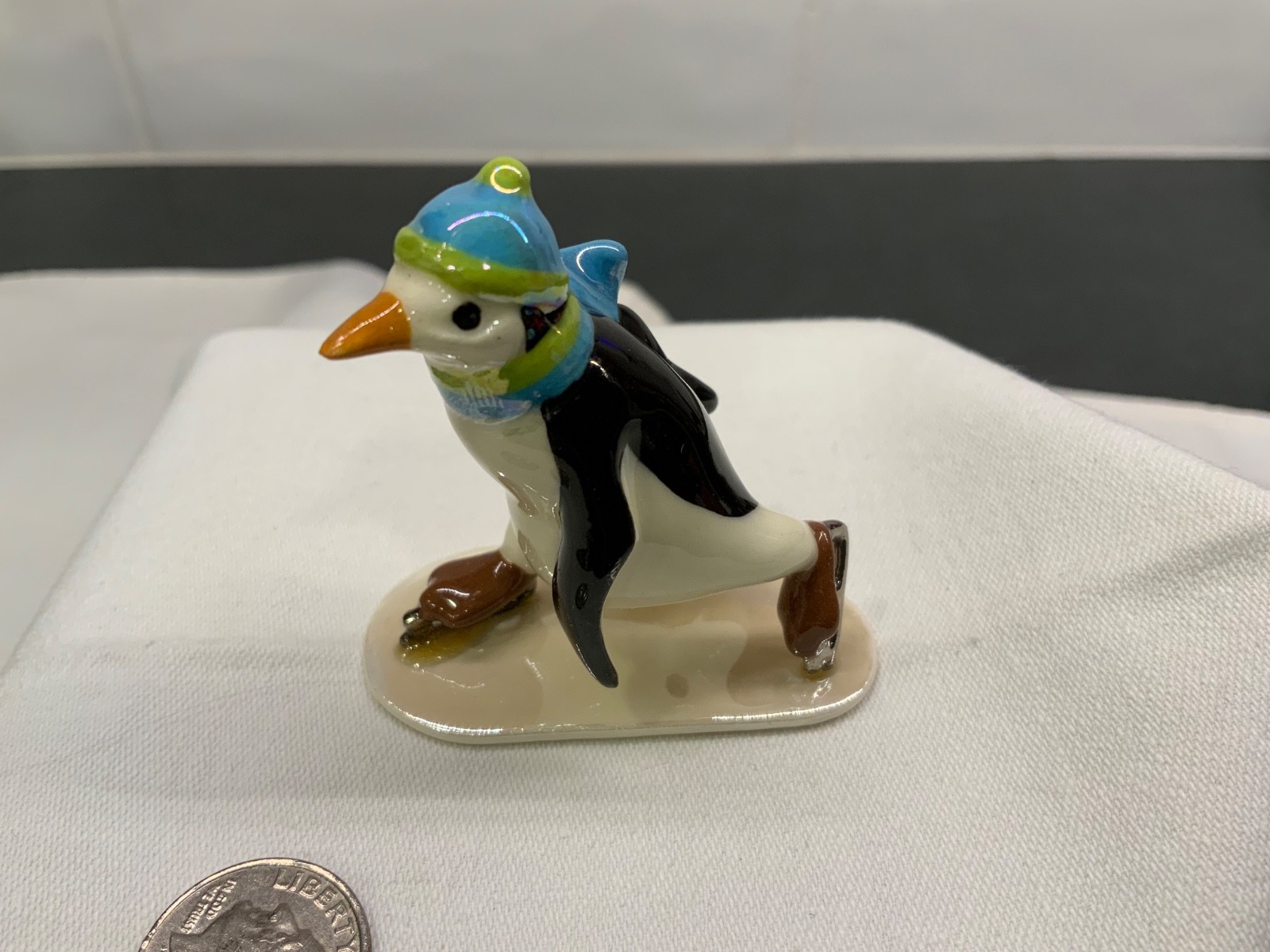 VTG rare Hagen Renaker Skating Penguin Porcelain Figurine #3264 Iridescent