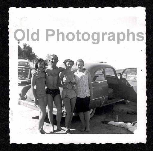 MAN WOMEN SEXY SWIMSUITS LEGS OPEN CAR DOOR OLD/VINTAGE PHOTO- J680