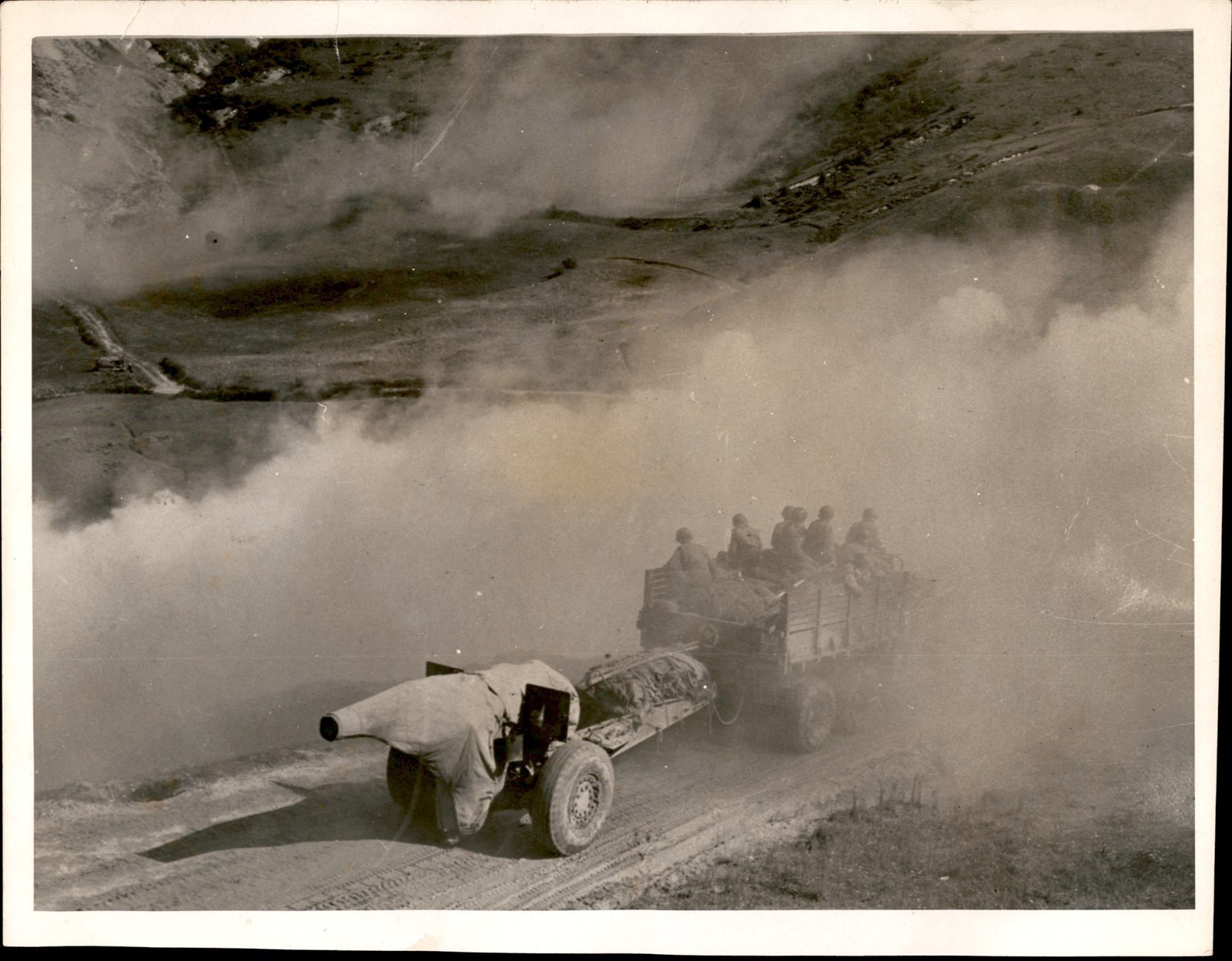 CGE48 1944 Original Photo SMOKE SHROUDS ALLIED ARMOR ARTILLERY IN ITALY WWII CGE48 1944 Original Photo SMOKE SHROUDS ALLIED ARMOR ARTILLERY IN ITALY WWII