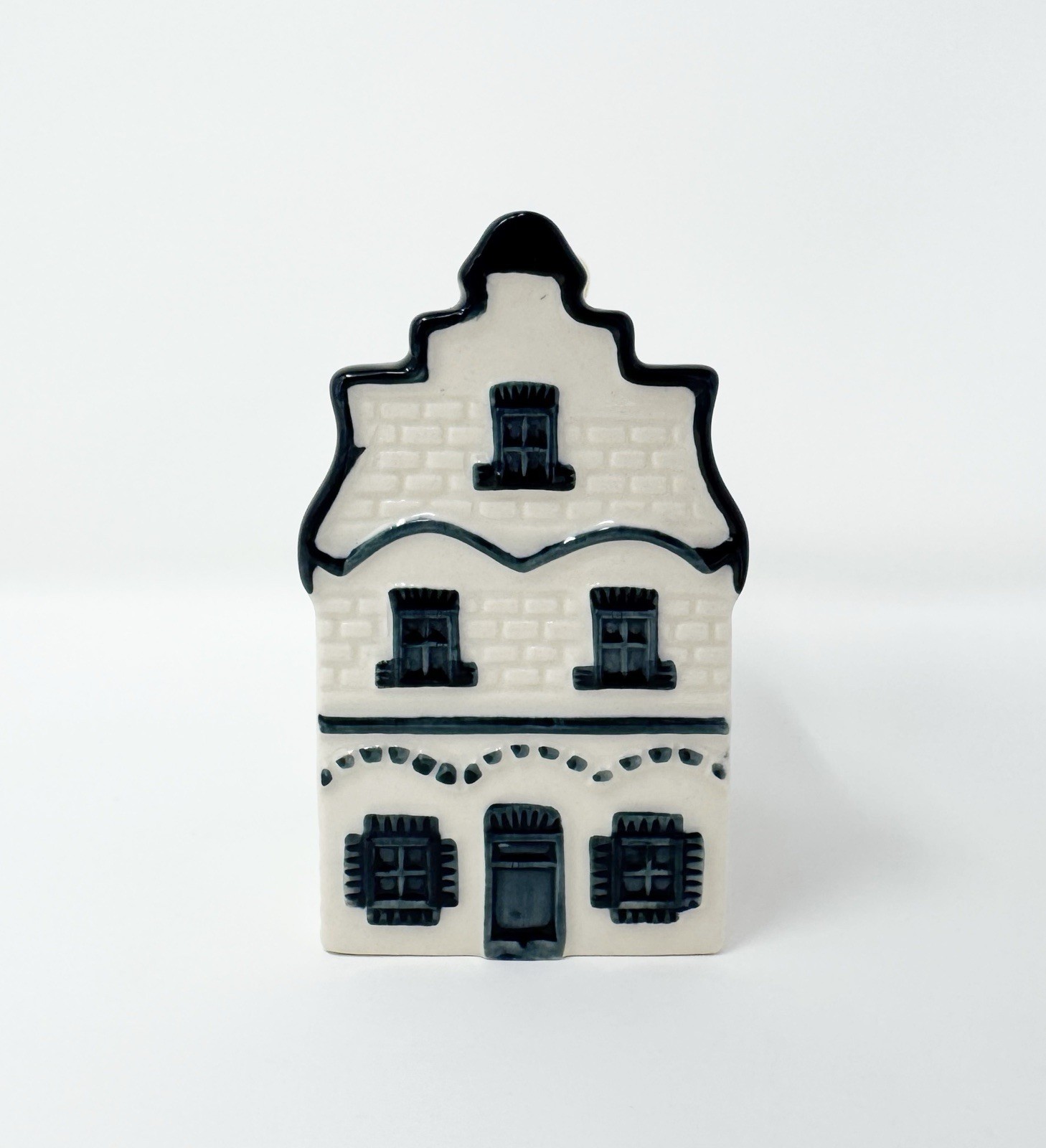 KLM Lucas Bols Amsterdam 2011 Blue Delft Pottery #1 Mini House EMPTY NOT KLM Lucas Bols Amsterdam 2011 Blue Delft Pottery #1 Mini House EMPTY NOT