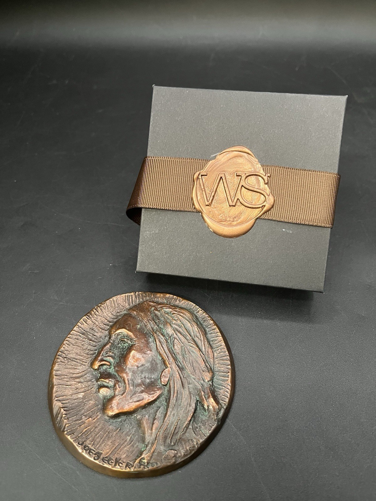 JOE BEELER KIOWA BRONZE MEDALLION 2004 EDDIE BASHA WESTERN ART MEDAL 3.5”
