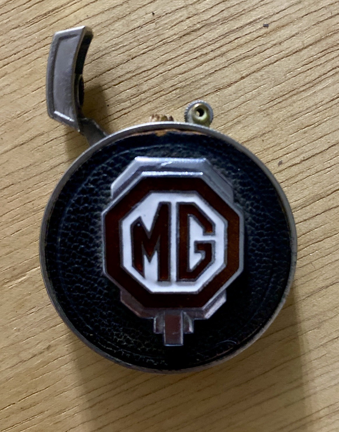 VTG Round 60’s-70’s Lighter with MG Car Emblem-Pre-Owned Non-Working Condition