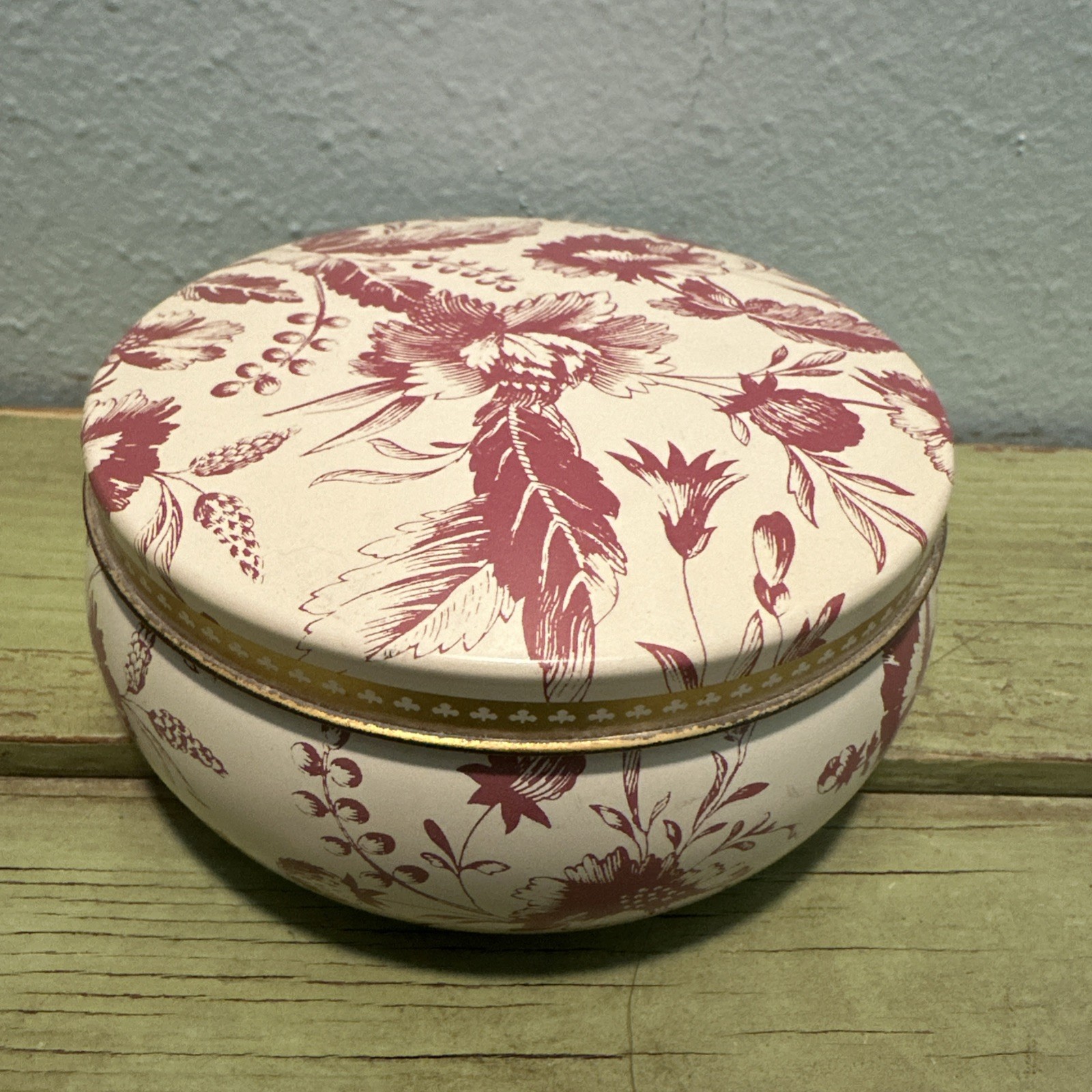 Vintage Avon Tin W/ Lid Floral Potpourri Natural Blend Avon New York Powder Can