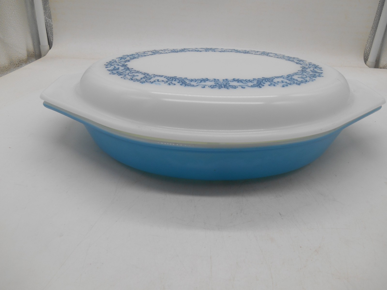 Excellent  Promotional Pyrex Blue Ivy pattern 1  1/2 QT. Divided Dish with Lid