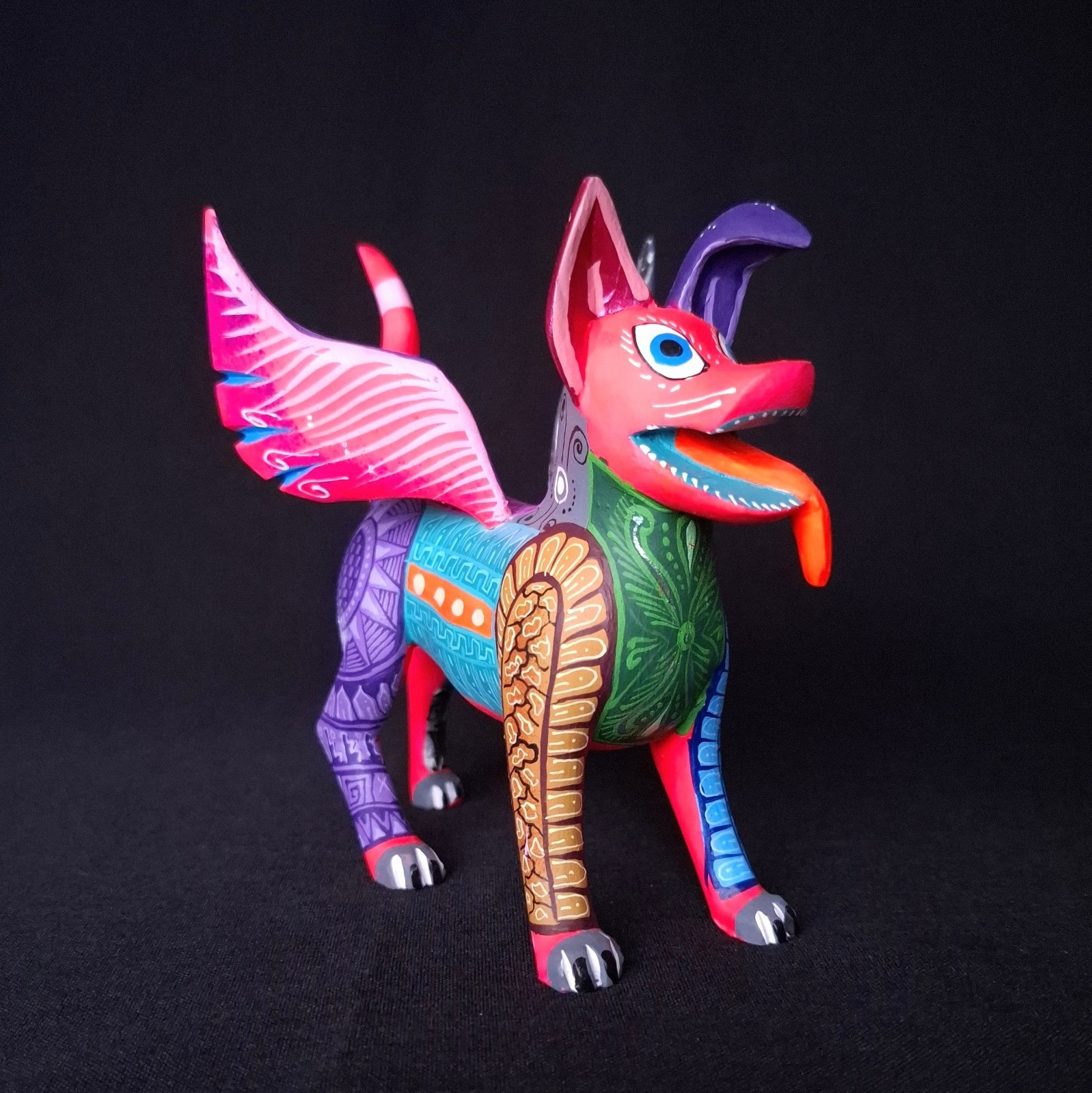 BEAUTIFUL OAXACAN WOOD CARVING DANTE FROM COCO ALEBRIJE. MEXICAN FOLK ART.