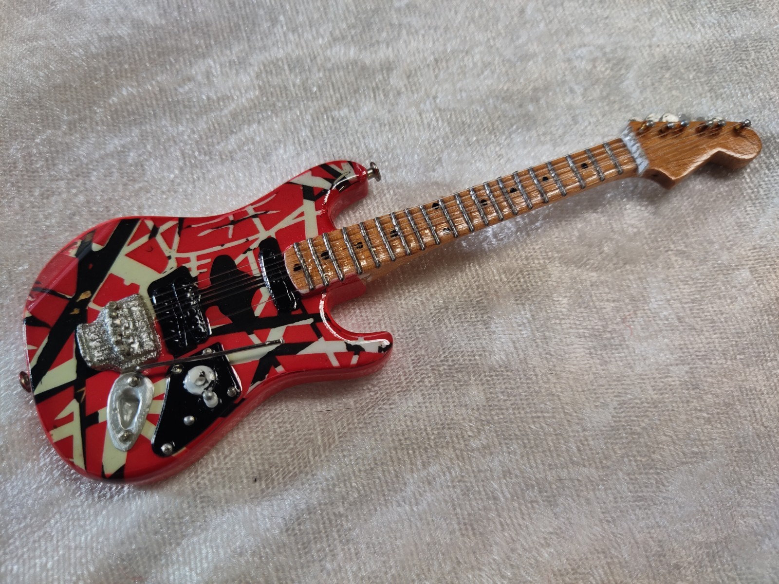 VAN HALEN 1:6 MINIATURE 15cm REPLICA 6\