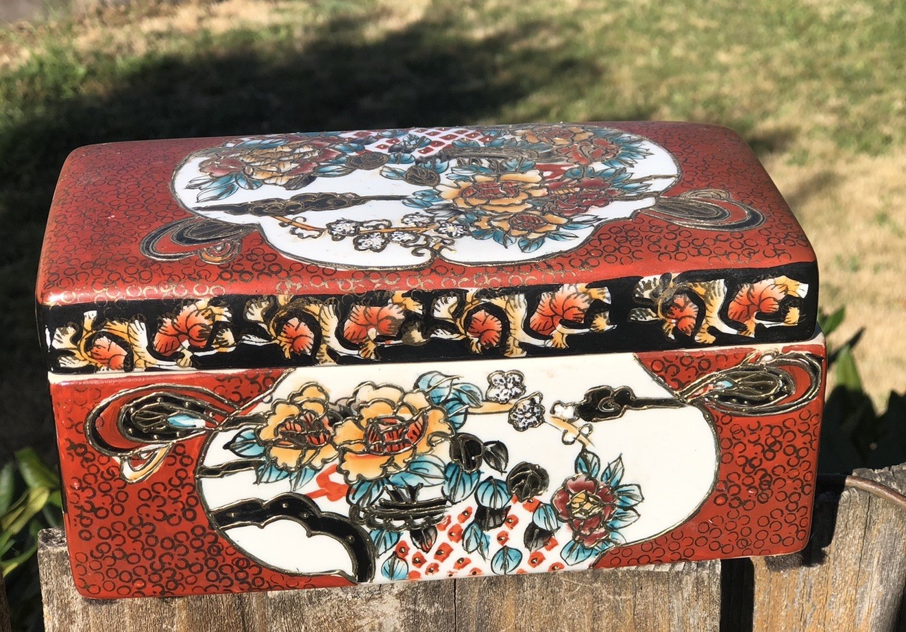 Chinese Handmade Porcelain Box Hand-Painted With Gold Floral Design Chinese Handmade Porcelain Box Hand-Painted With Gold Floral Design