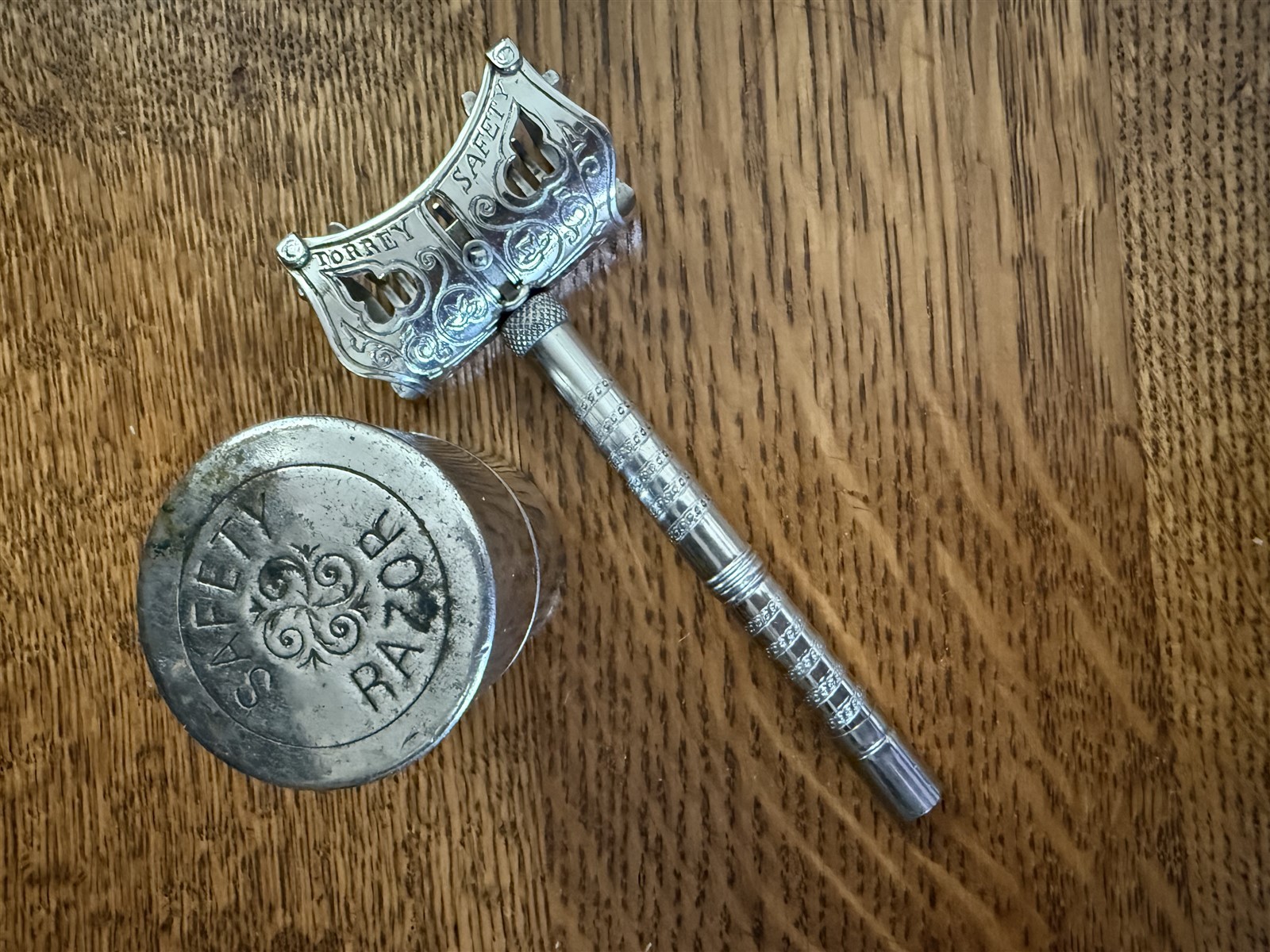 ANTIQUE TORREY SAFETY RAZOR WORCESTER BARBER SHOP SHAVING TOOL in ORIGINAL CAN ANTIQUE TORREY SAFETY RAZOR WORCESTER BARBER SHOP SHAVING TOOL in ORIGINAL CAN