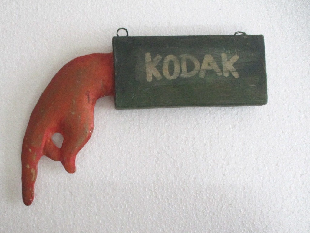 ANTIQUE KODAK ADVERTISEMENT TRADE SIGN HAND DIRECTION WALL HANGING ANTIQUE KODAK ADVERTISEMENT TRADE SIGN HAND DIRECTION WALL HANGING