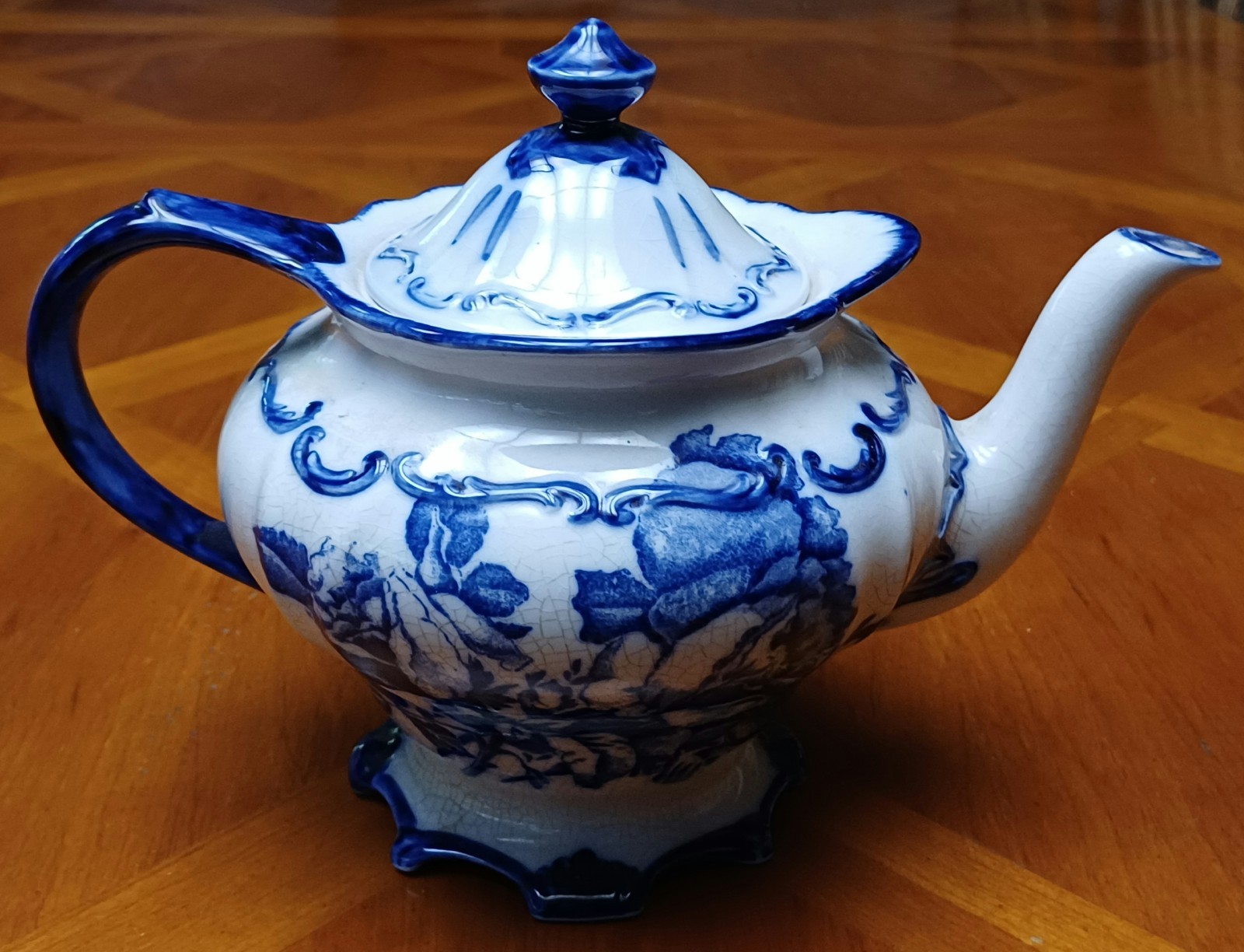 BLAKENEY BLUE AND WHITE TEA POT, STOKE-ON-TRENT, ENGLAND