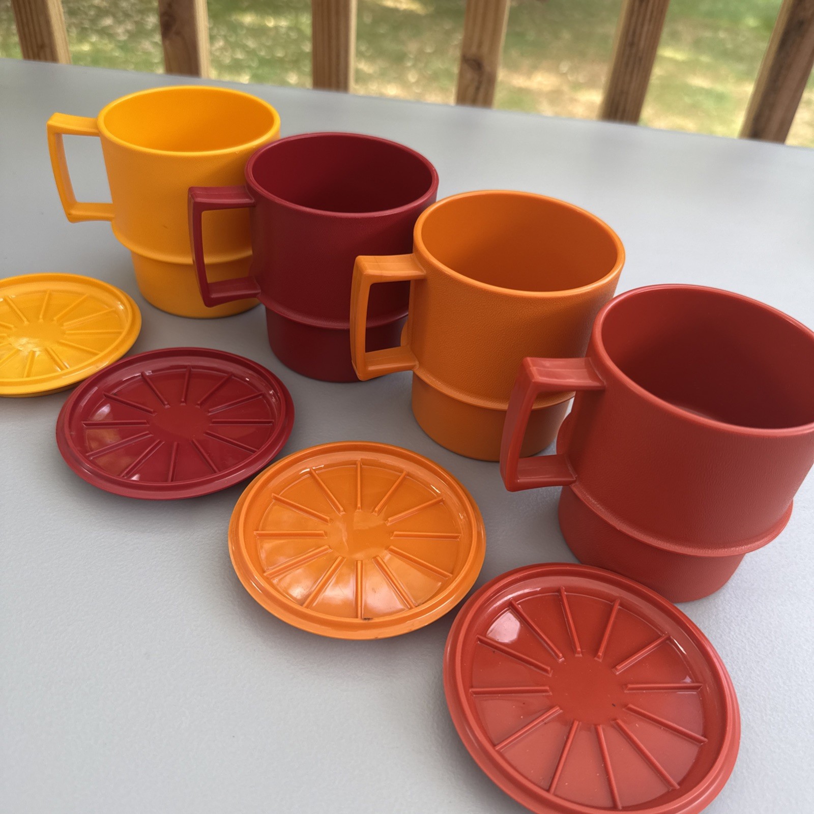 VINTAGE SET OF 4 TUPPERWARE 1312 STACKABLE MUGS CUPS & LIDS 1313 HARVEST FALL