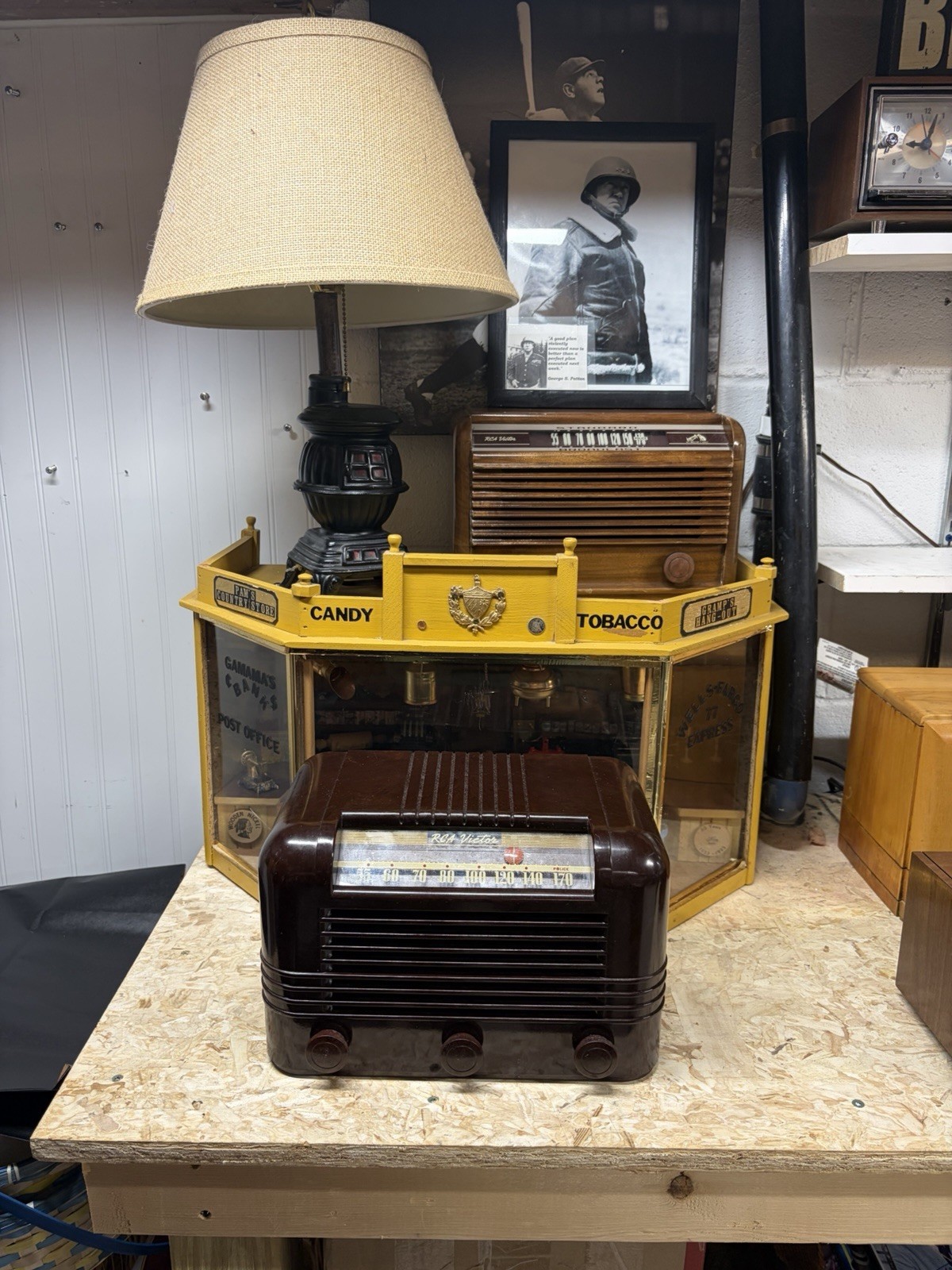Vintage 1940s RCA Victor Bakelite Tube Table Radio . Vintage 1940s RCA Victor Bakelite Tube Table Radio .