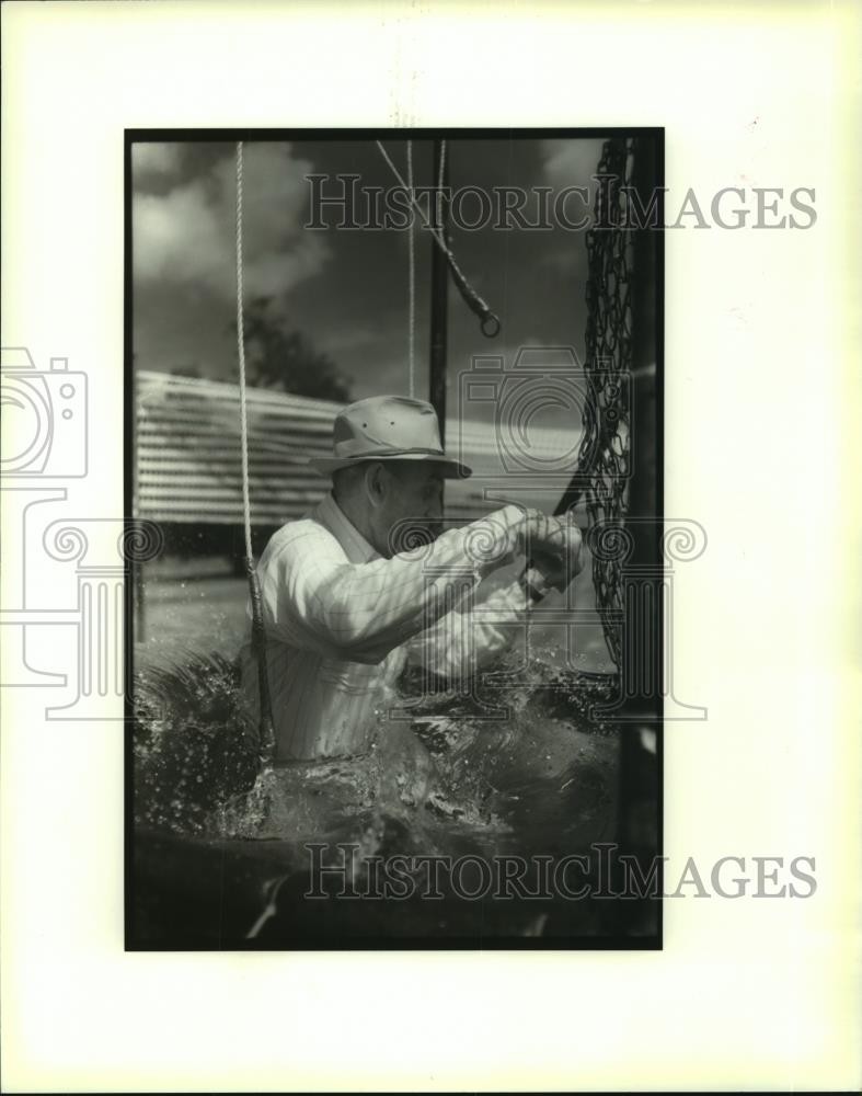 1995 Press Photo Lynn Dean in dunking tank at United Way Fundraiser, Torres Park