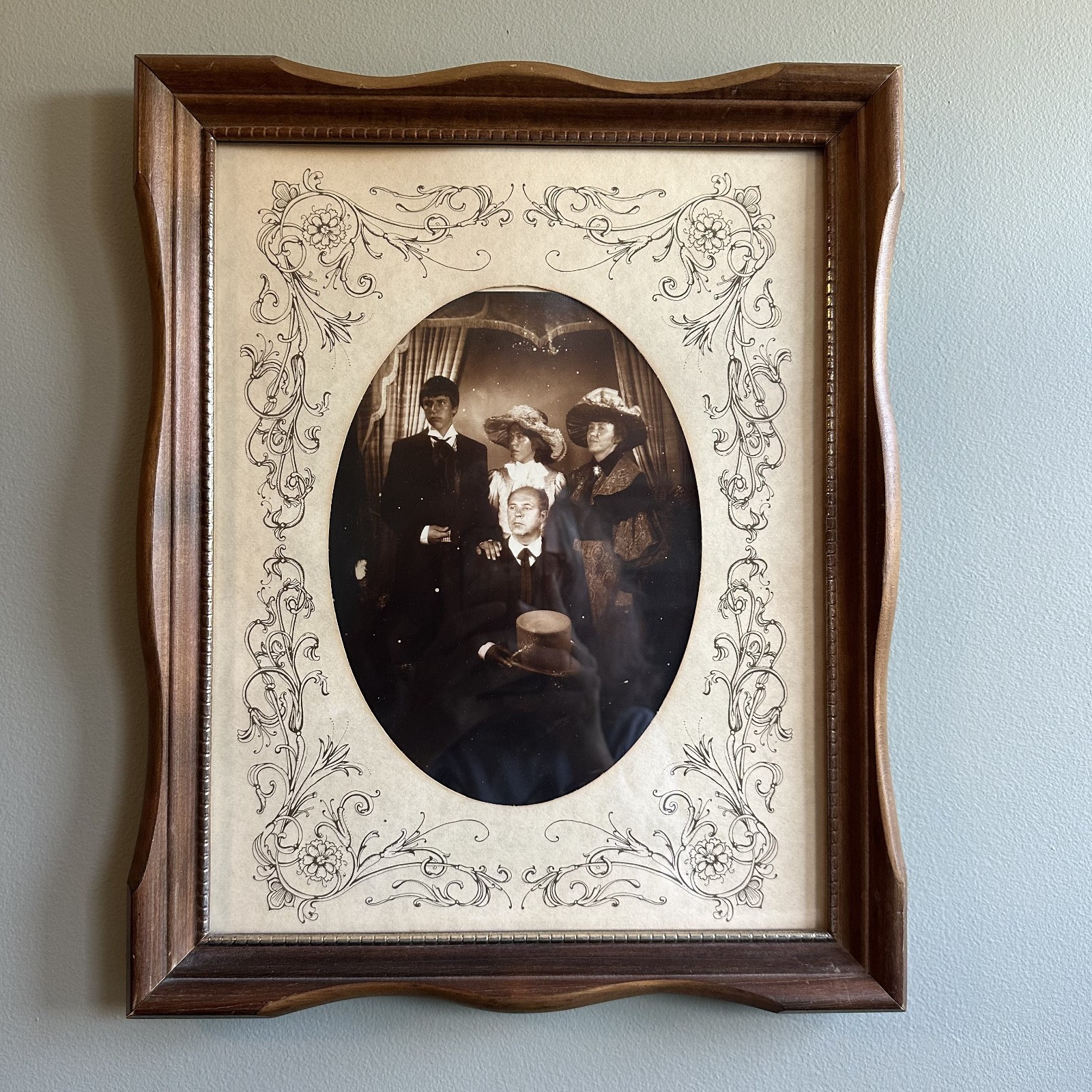 Vintage Ornate Scalloped Wood Frame 13X16 Victorian Style Costume Portrait Photo