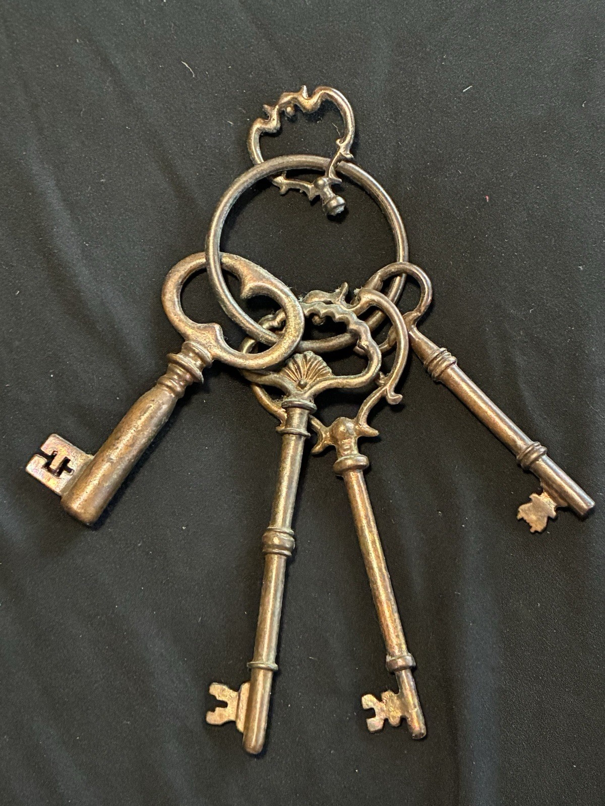 Vintage Heavy Solid Brass Skeleton Keys Ring Decor Castle Jailer Keys Set Vintage Heavy Solid Brass Skeleton Keys Ring Decor Castle Jailer Keys Set