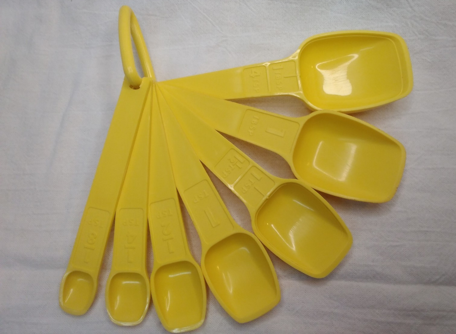 VTG Tupperware 8pc Yellow Measuring Spoons & Ring Set Complete (flaw) on tbsp