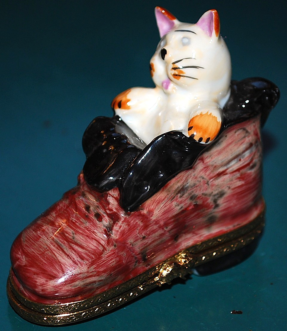 Vtg LIMOGES France WHITE CAT IN BURGUNDY BOOT Porcelain Hinged Lid TRINKET BOX