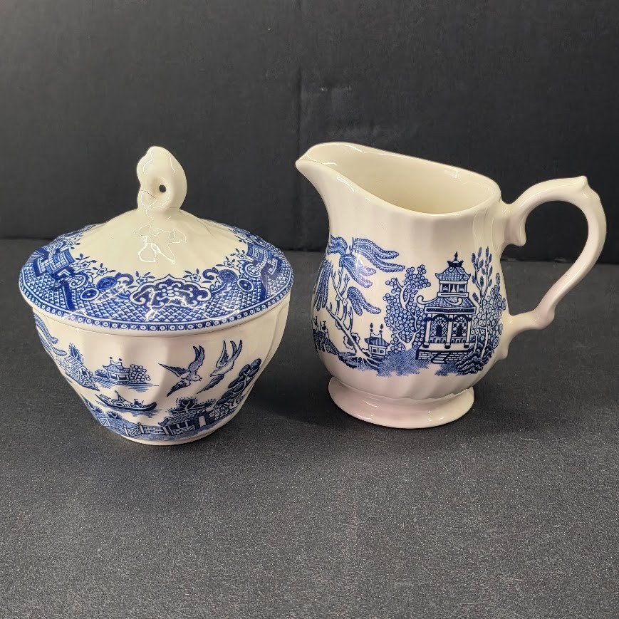 Vintage Royal Wessex Blue Willow Creamer & Sugar Bowl Set Made in England Vintage Royal Wessex Blue Willow Creamer & Sugar Bowl Set Made in England