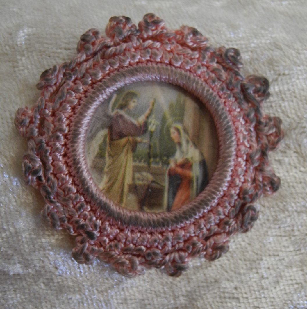 ANTIQUE CATHOLIC CONVENT WORK HAND CROCHETED AGNUS DEI MEDALLION (Z8)