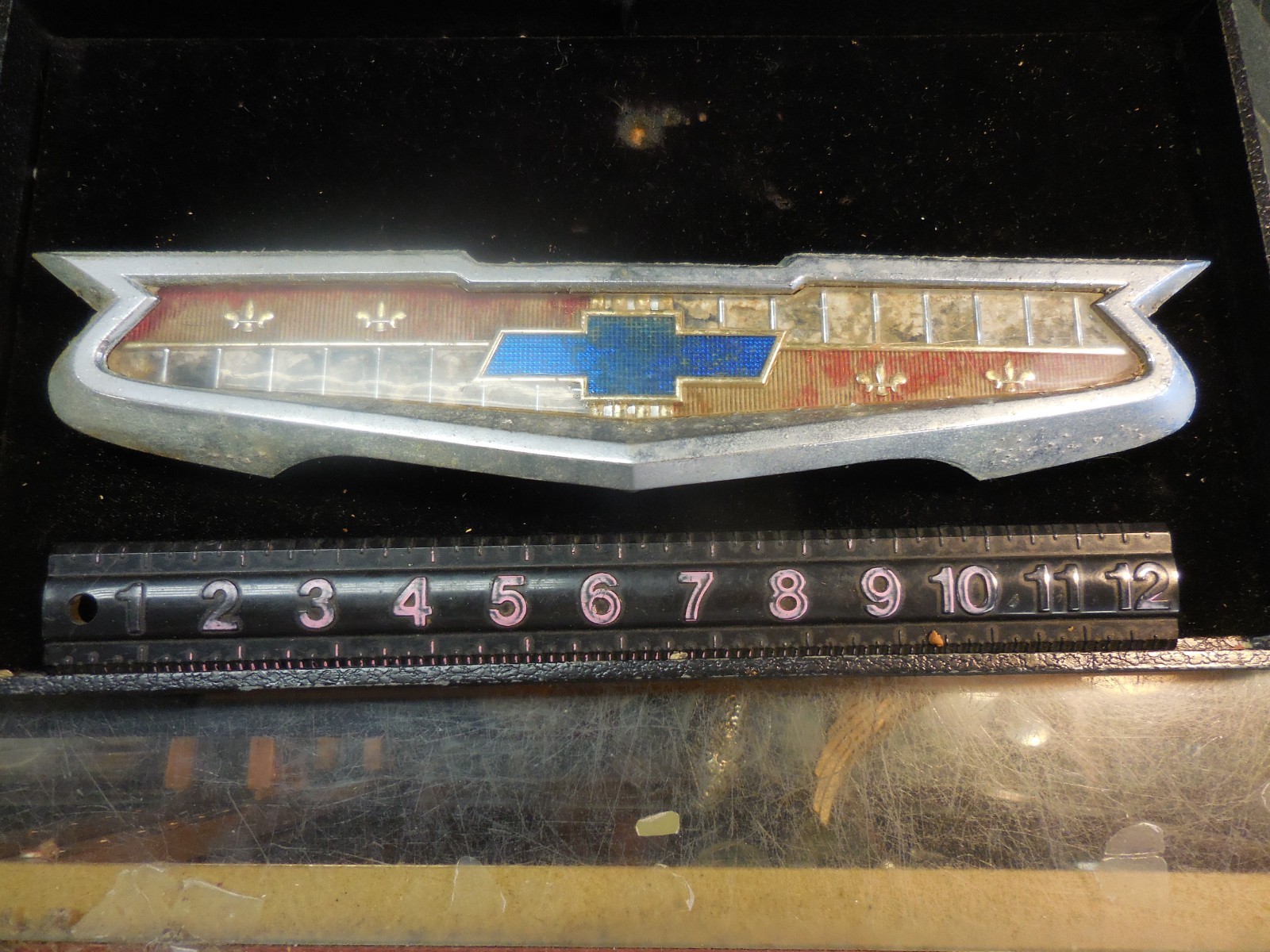 1956-1958 CHEVROLET TRUNK LID EMBLEM 3722450