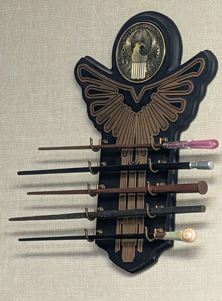 Fantastic Beasts – The Noble Collection – 5-Wand Set with MACUSA Wall Display