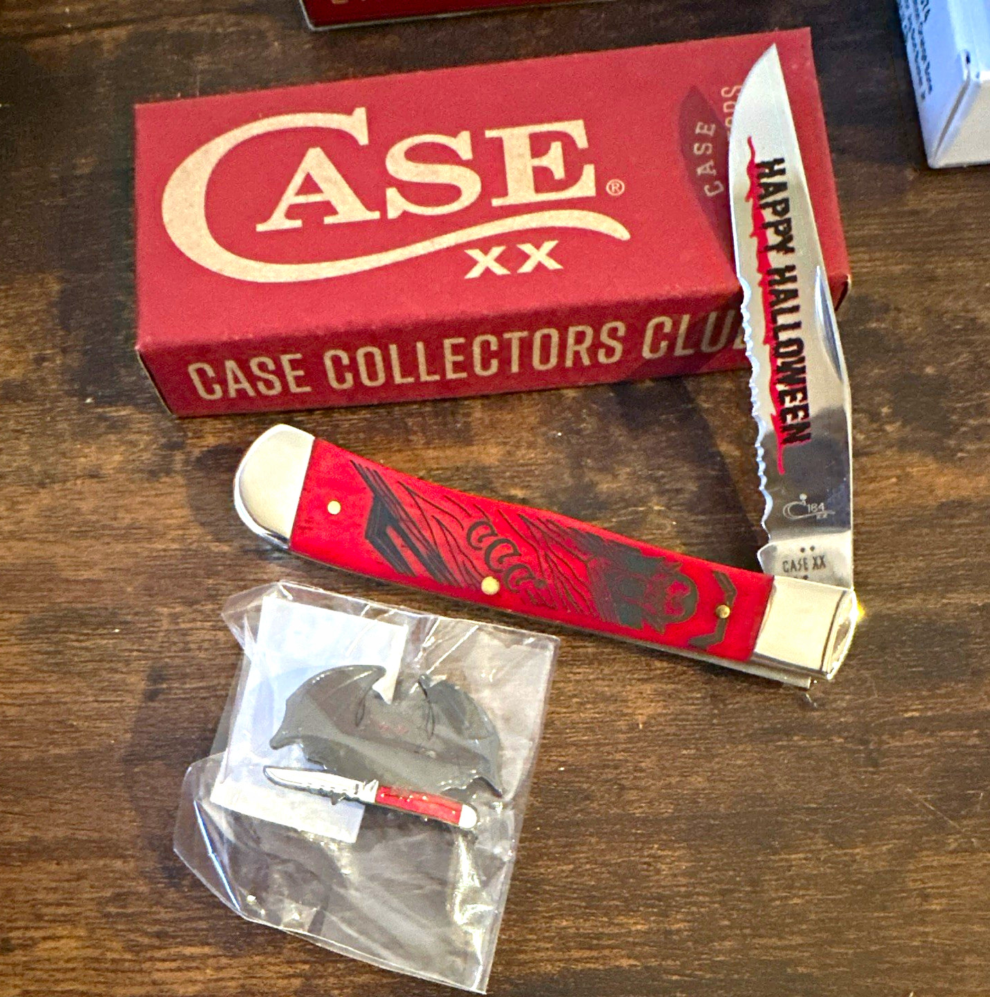Case XX CCC Halloween Dark Red Smooth Bone Trapper 6154 SS Serrated Clip 2026