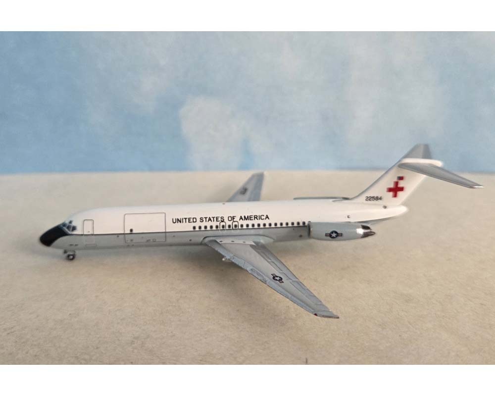 Aeroclassics AC411450 USAF Douglas C-9A Nightingale 22584 Diecast 1/400 Model