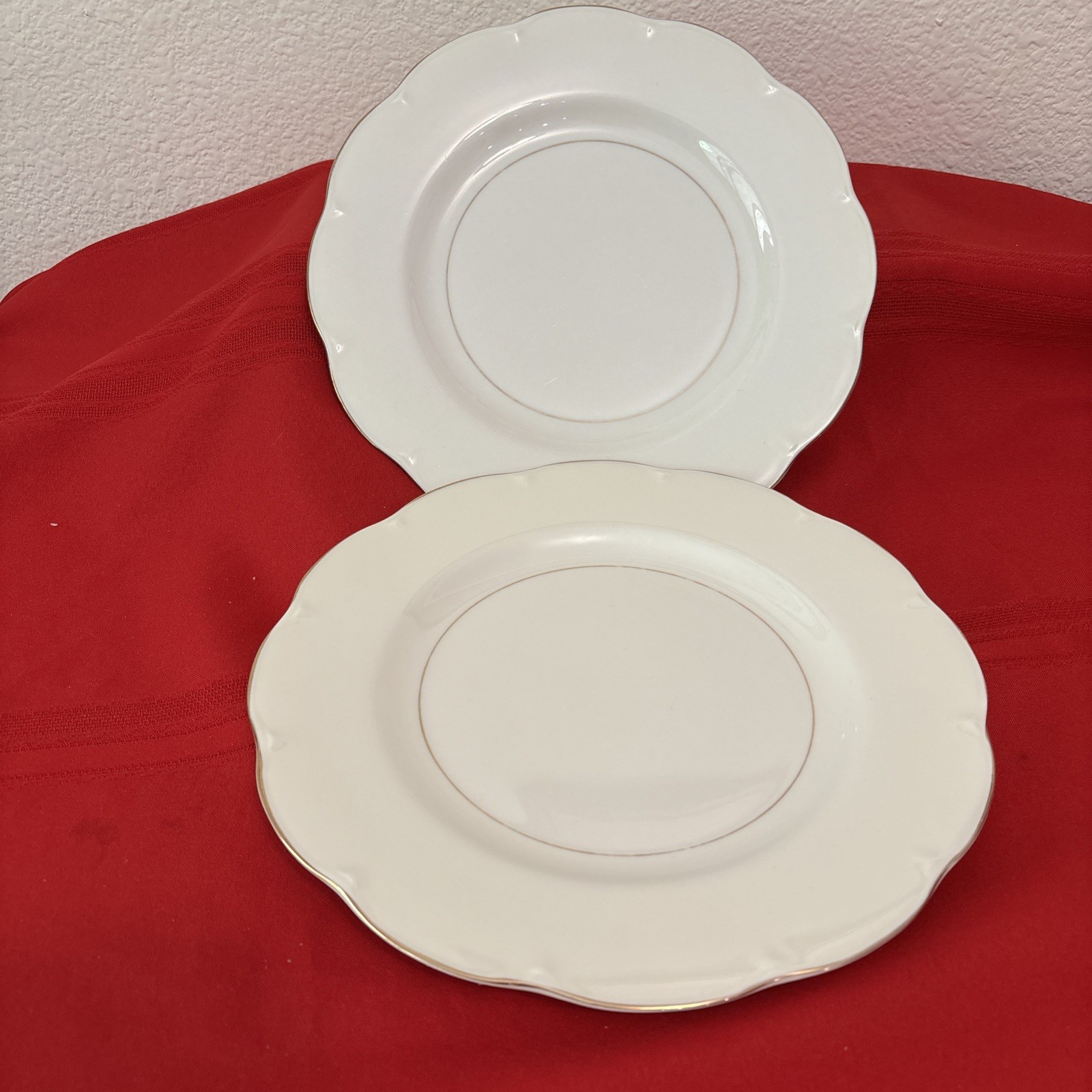 2 Haviland Leeds White Dinner Plates 1924171, multiple sets avlb. Scaloped gold 2 Haviland Leeds White Dinner Plates 1924171, multiple sets avlb. Scaloped gold