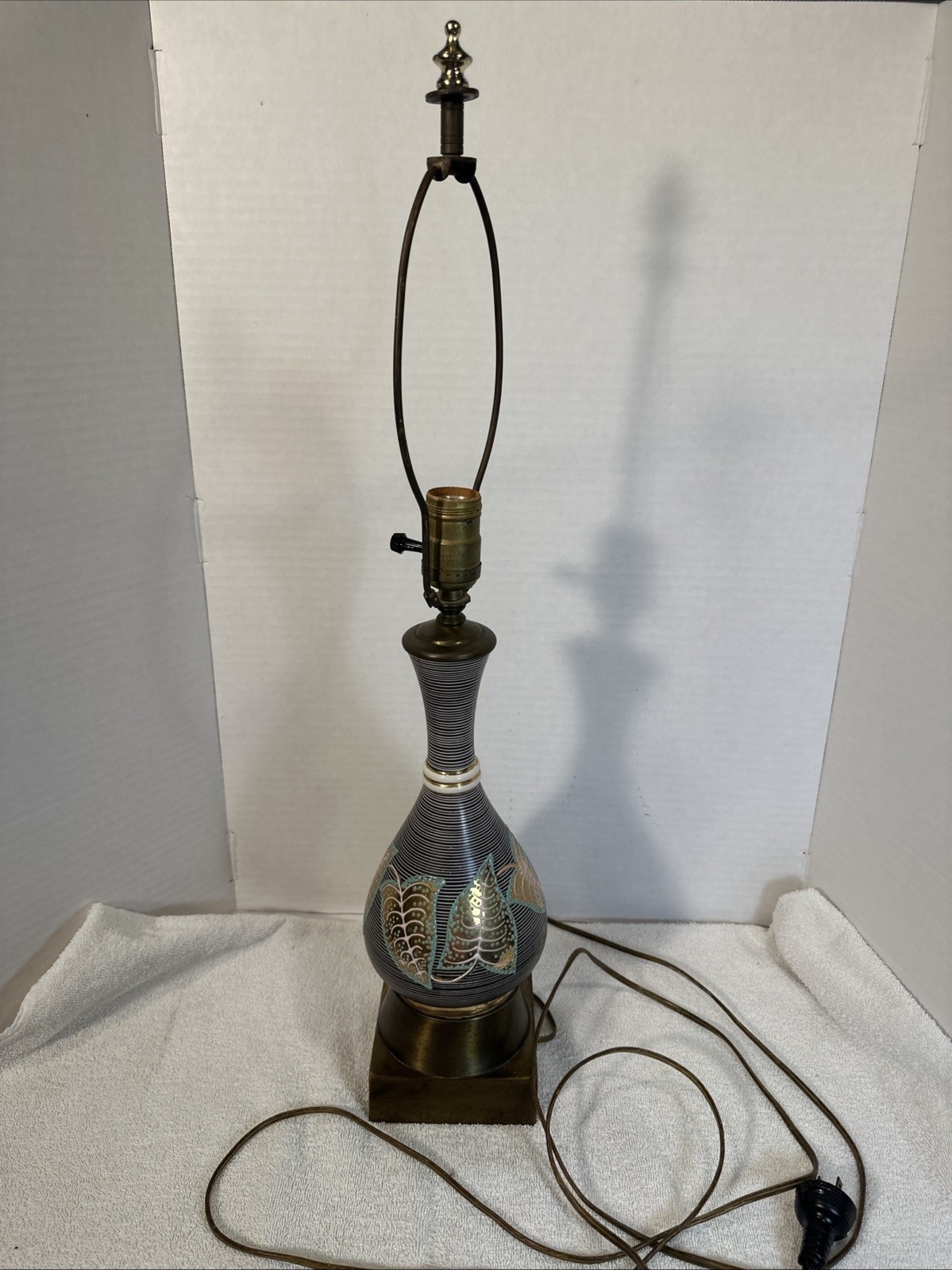 Vintage Mid Century Modern Ceramic Brass Lamp Black White Ribbed Leaf Motif MCM