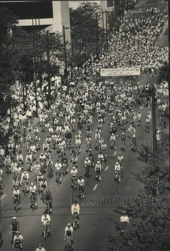 1989 Press Photo Bob Uecker\'s Ride for the Arts cycling event, Milwaukee