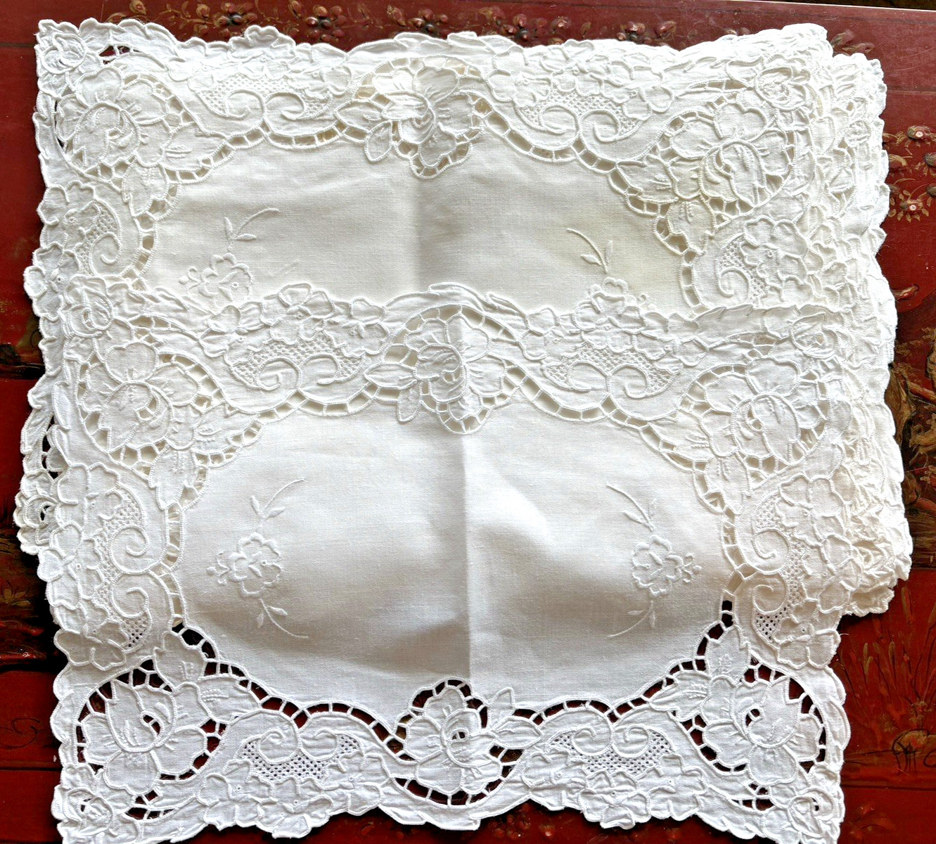 12 VTG WHITE ON WHITE PLACEMATS - ELEGANT CUTWORK, SCALLOPED, INSET , RAISED DES 12 VTG WHITE ON WHITE PLACEMATS - ELEGANT CUTWORK, SCALLOPED, INSET , RAISED DES