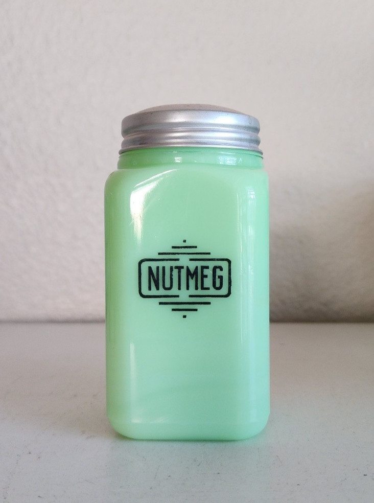 Vintage 1930s McKee Jadeite Small Box Green Glass NUTMEG Shaker Jadite Uranium Vintage 1930s McKee Jadeite Small Box Green Glass NUTMEG Shaker Jadite Uranium