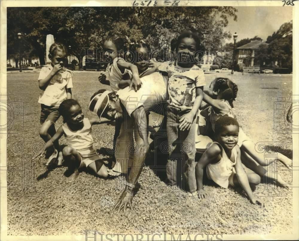 1979 Press Photo Roussell Johnson playing with children at Palmer Park 1979 Press Photo Roussell Johnson playing with children at Palmer Park