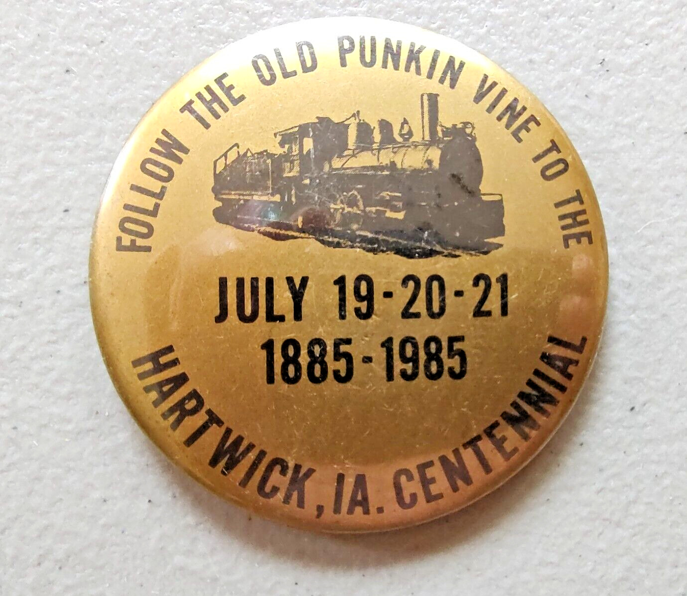 Vintage Hartwick IA Iowa Centennial Pin Back 1885-1985 Old Punkin Vine Train