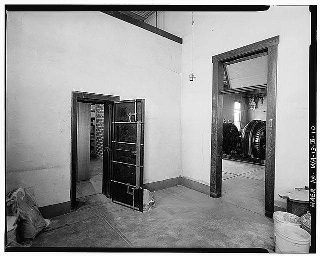 10. INTERIOR VIEW FORMER WAITING ROOM - Yakima Valley Transportation Company