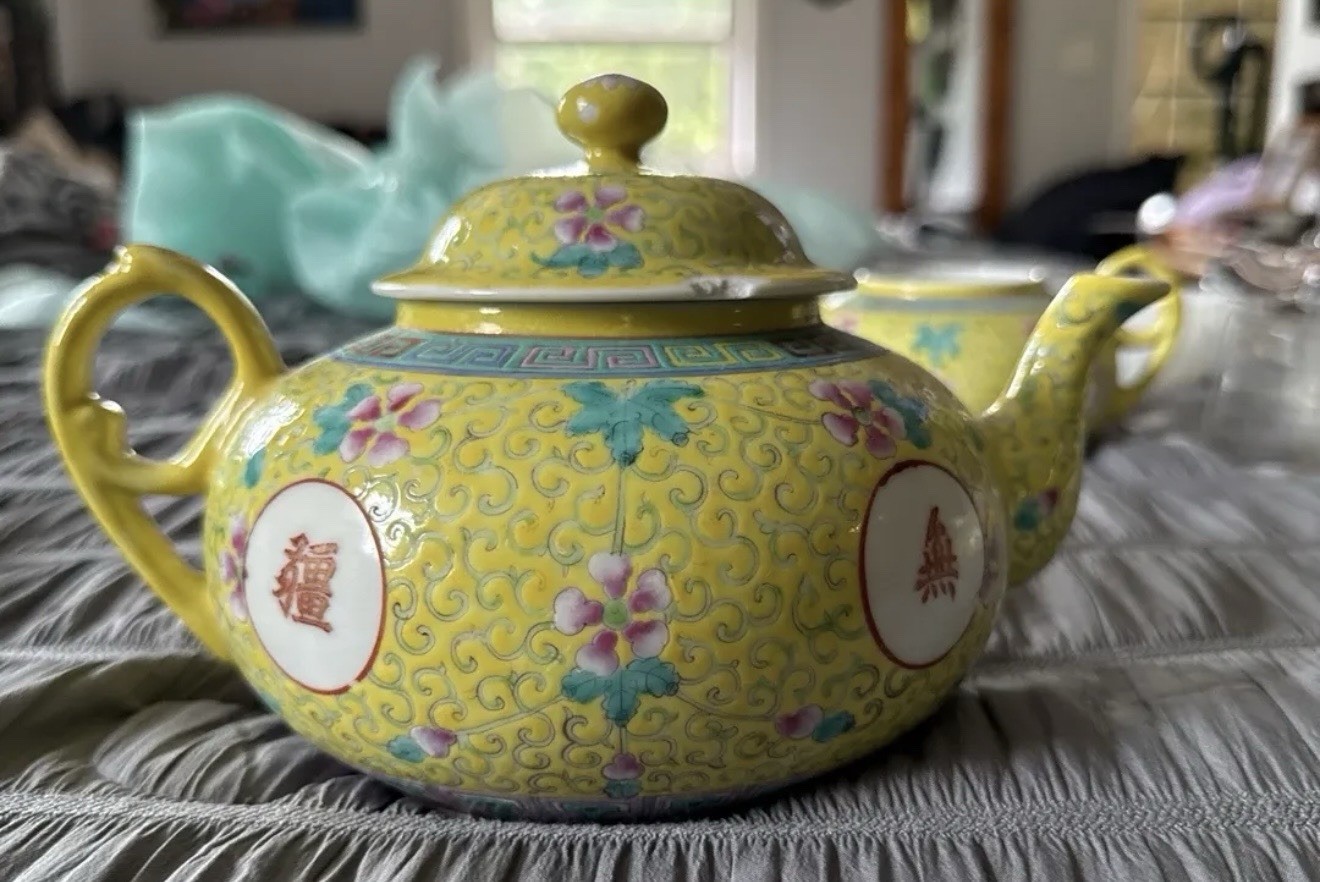  Vintage chinese Floral Porcelain Teapot w/ Lid, Famille Juane longevity tea pot