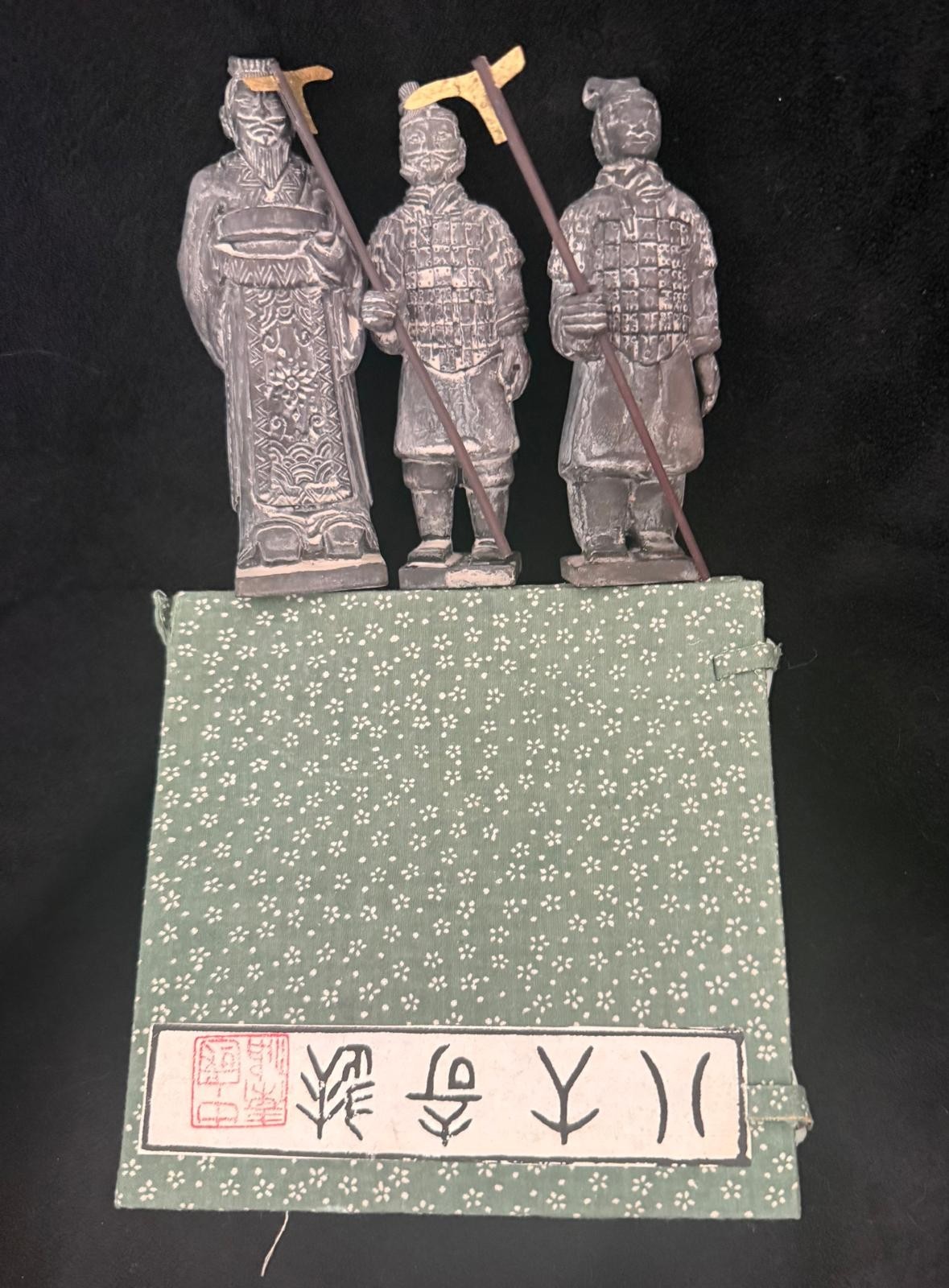 Vtg Chinese Terracotta Warriors Miniature Box Set Signed Figures Souvenir Xi'an Vtg Chinese Terracotta Warriors Miniature Box Set Signed Figures Souvenir Xi'an