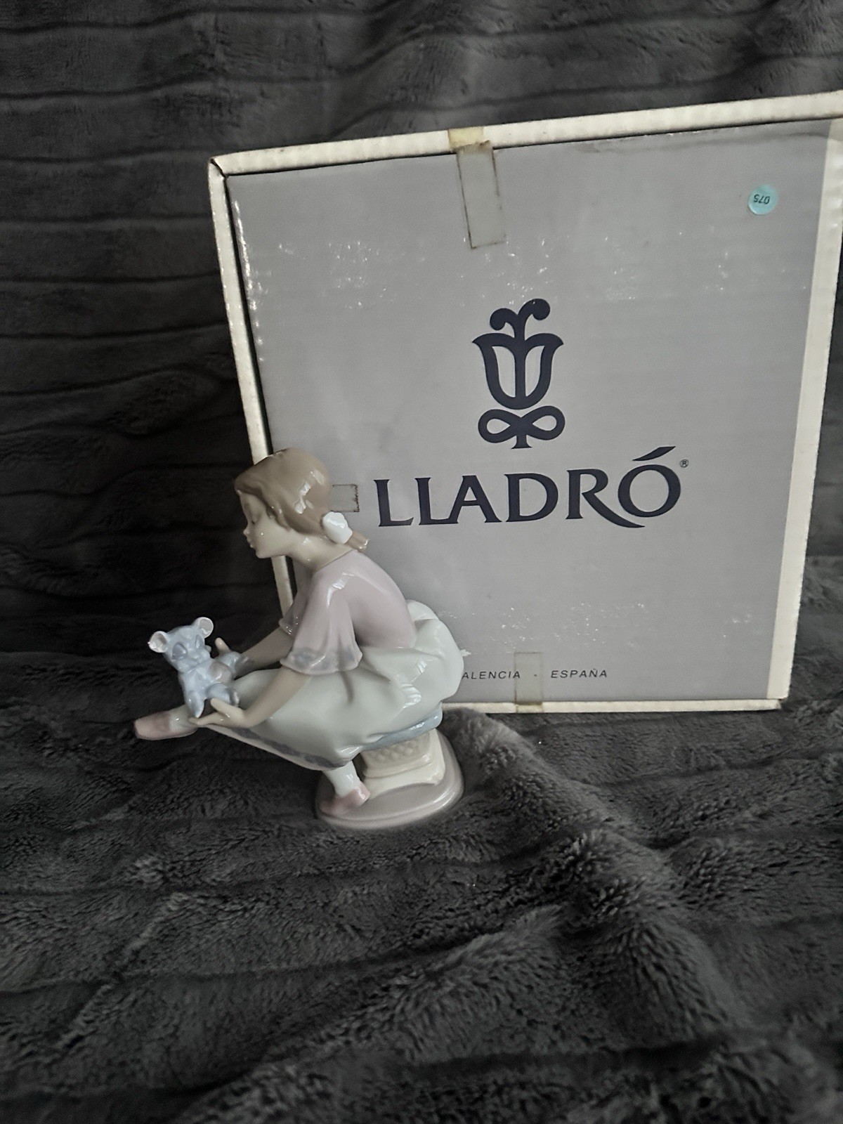 Lladro #7620 Best Friend  Girl w/Blue Teddy Bear Columpiando al Osita Retired
