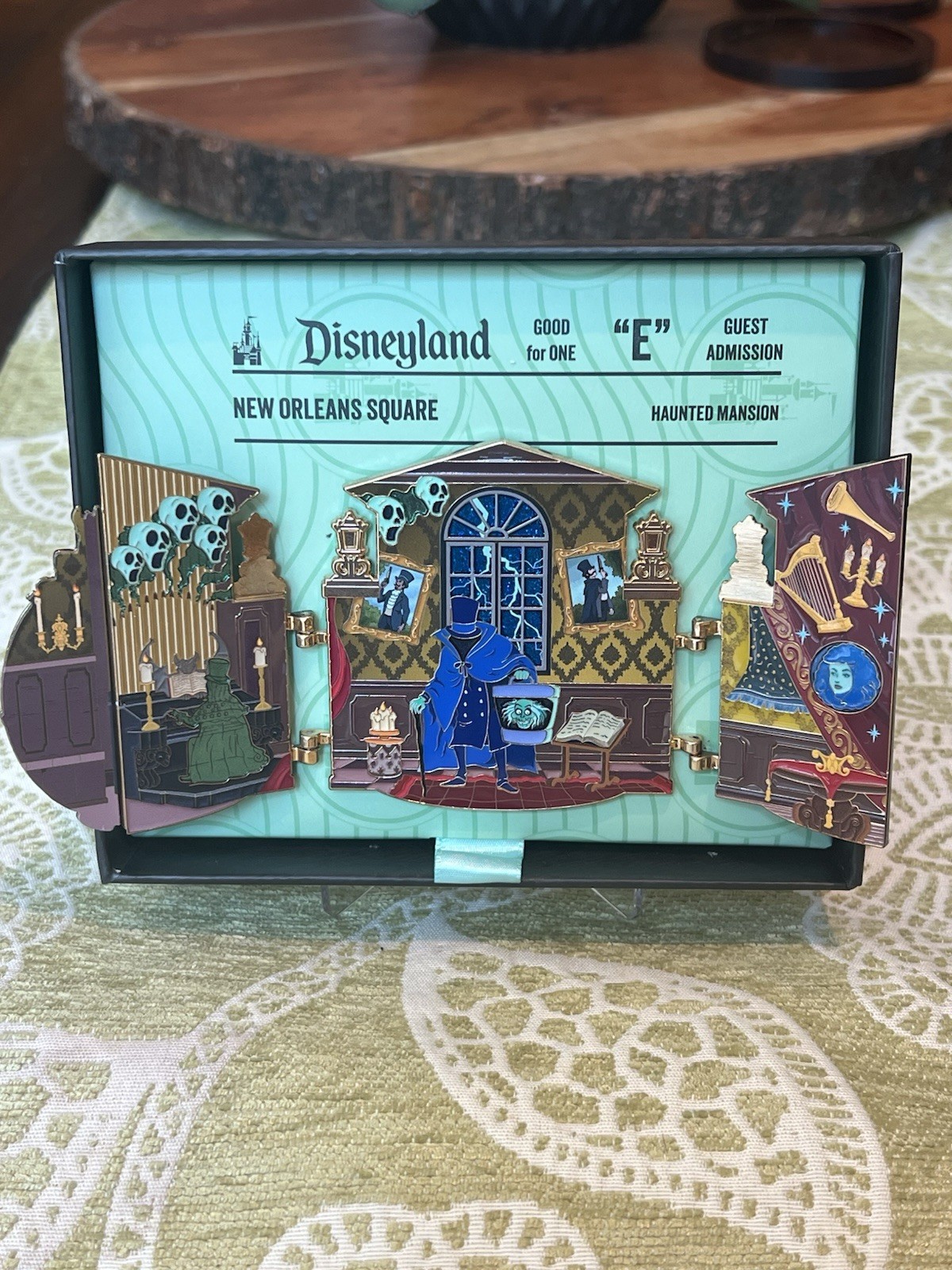 Disney D23 Expo 2026 MOG Attractions Haunted Mansion Panorama LE 400 Pin Disney D23 Expo 2026 MOG Attractions Haunted Mansion Panorama LE 400 Pin