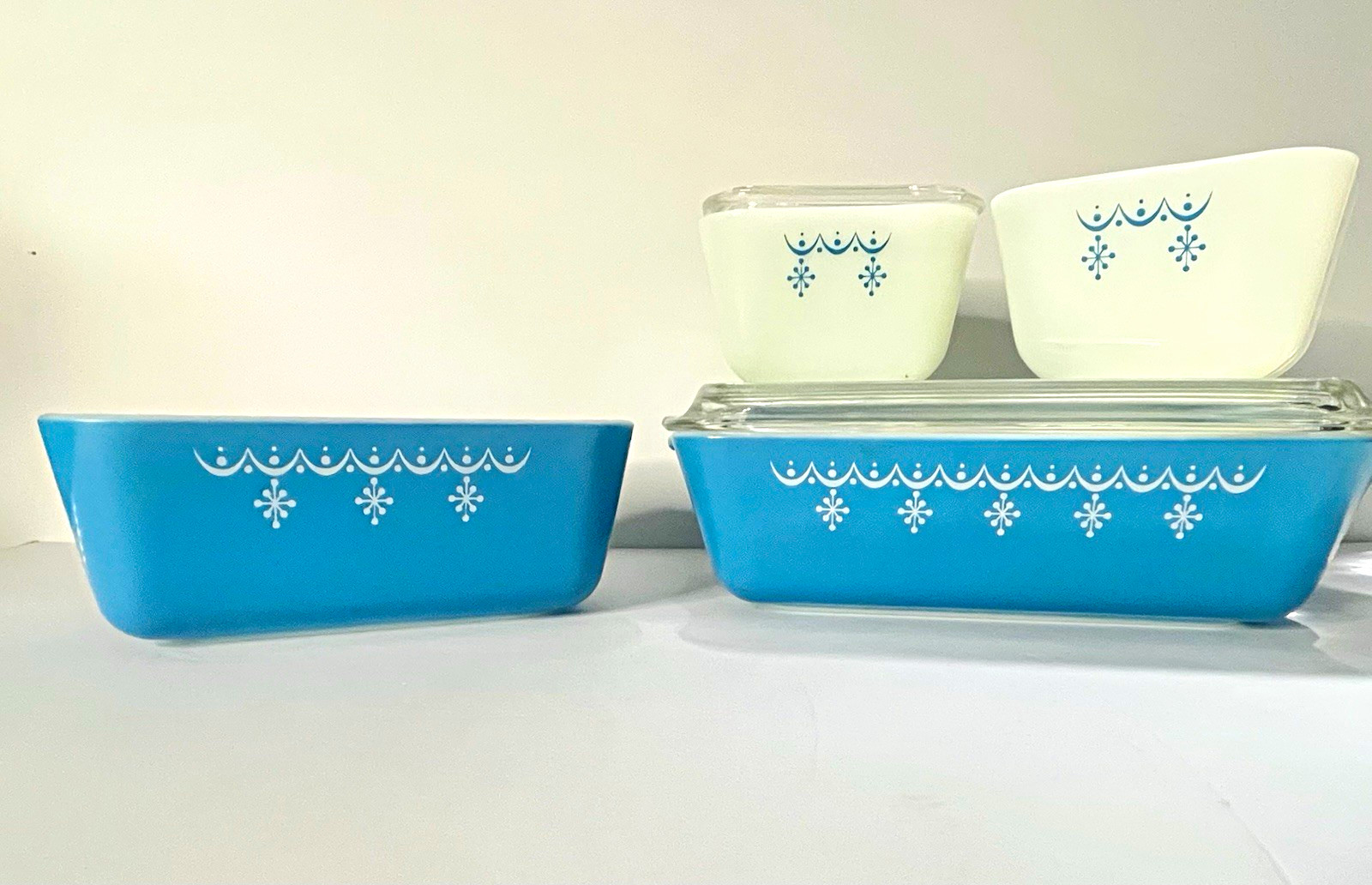 Vintage Pyrex Snowflake Blue White Refrigerator Dishes Set of 4 w/ 2 Lids
