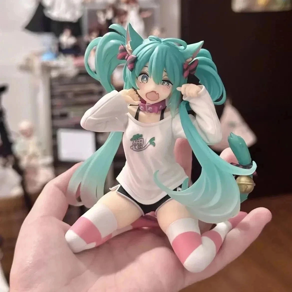 Hatsune Miku Desktop Cute Figure With Cat Ears T Shirt Ver TAITO 2024 NO BOX Hatsune Miku Desktop Cute Figure With Cat Ears T Shirt Ver TAITO 2024 NO BOX