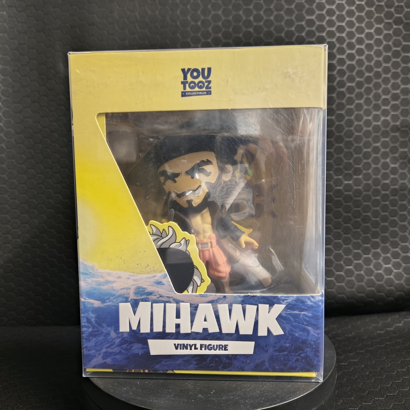 Youtooz Television Netflix One Piece Mihawk with Protector Youtooz Television Netflix One Piece Mihawk with Protector