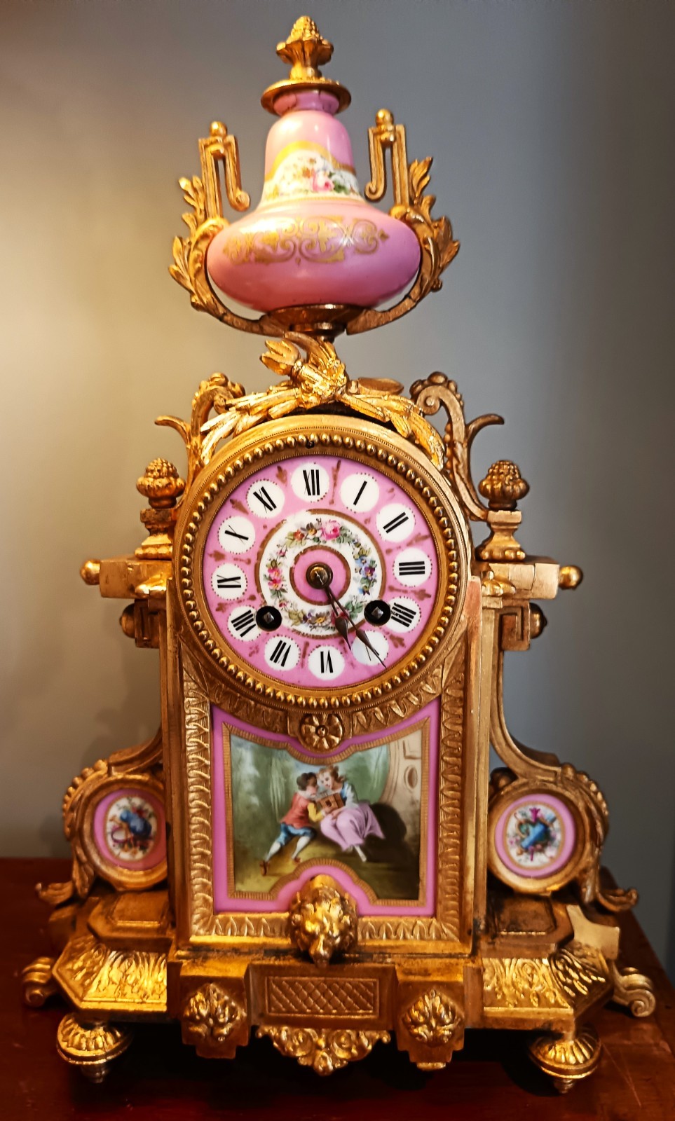 ANTIQUE FRENCH GILT AND PORCELAIN MANTEL CLOCK.